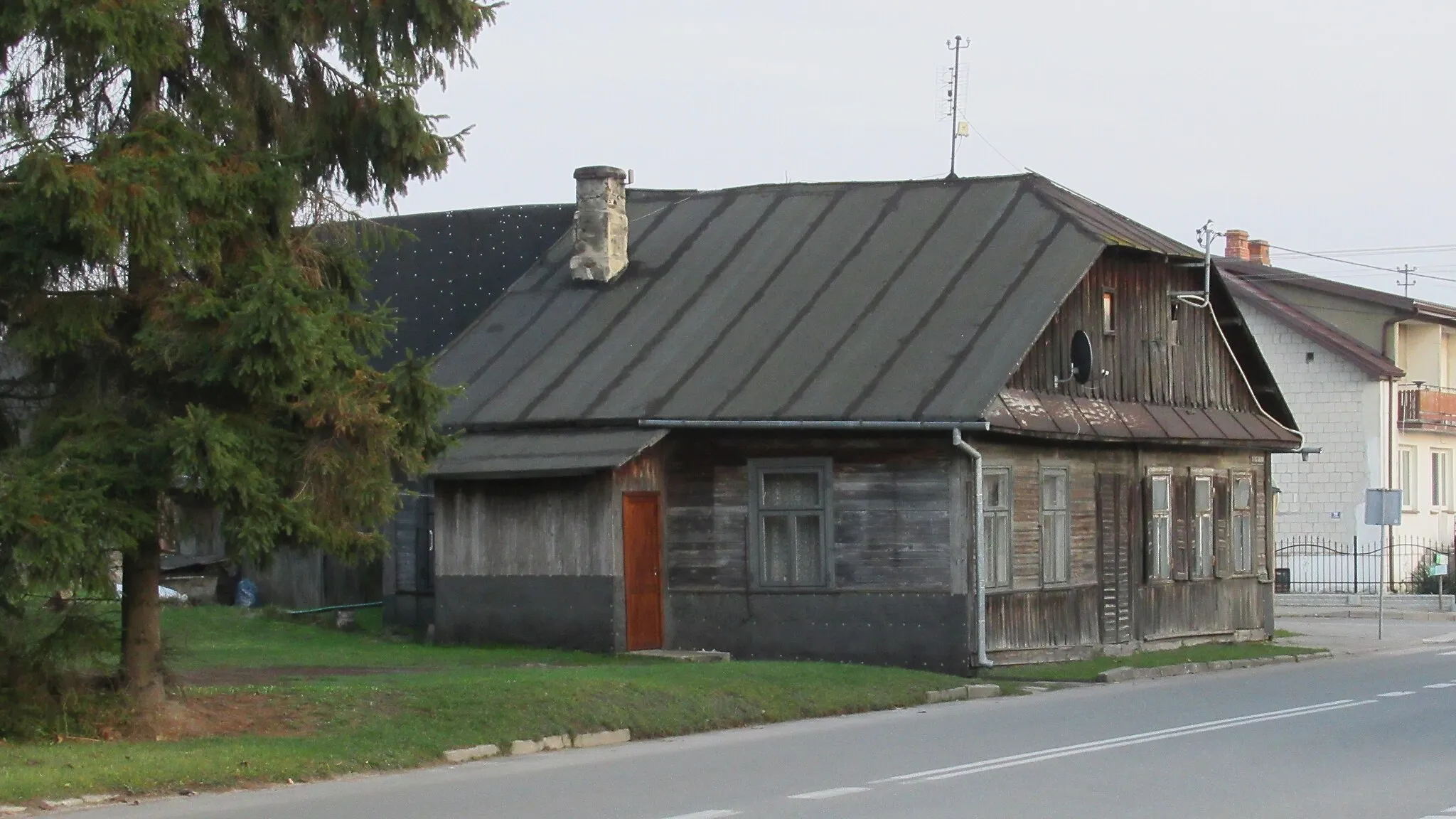 Photo showing: Łomazy (pow. bialski, woj. lubelskie, Polska). Drewniany dom przy Pl. Jagiellońskim.