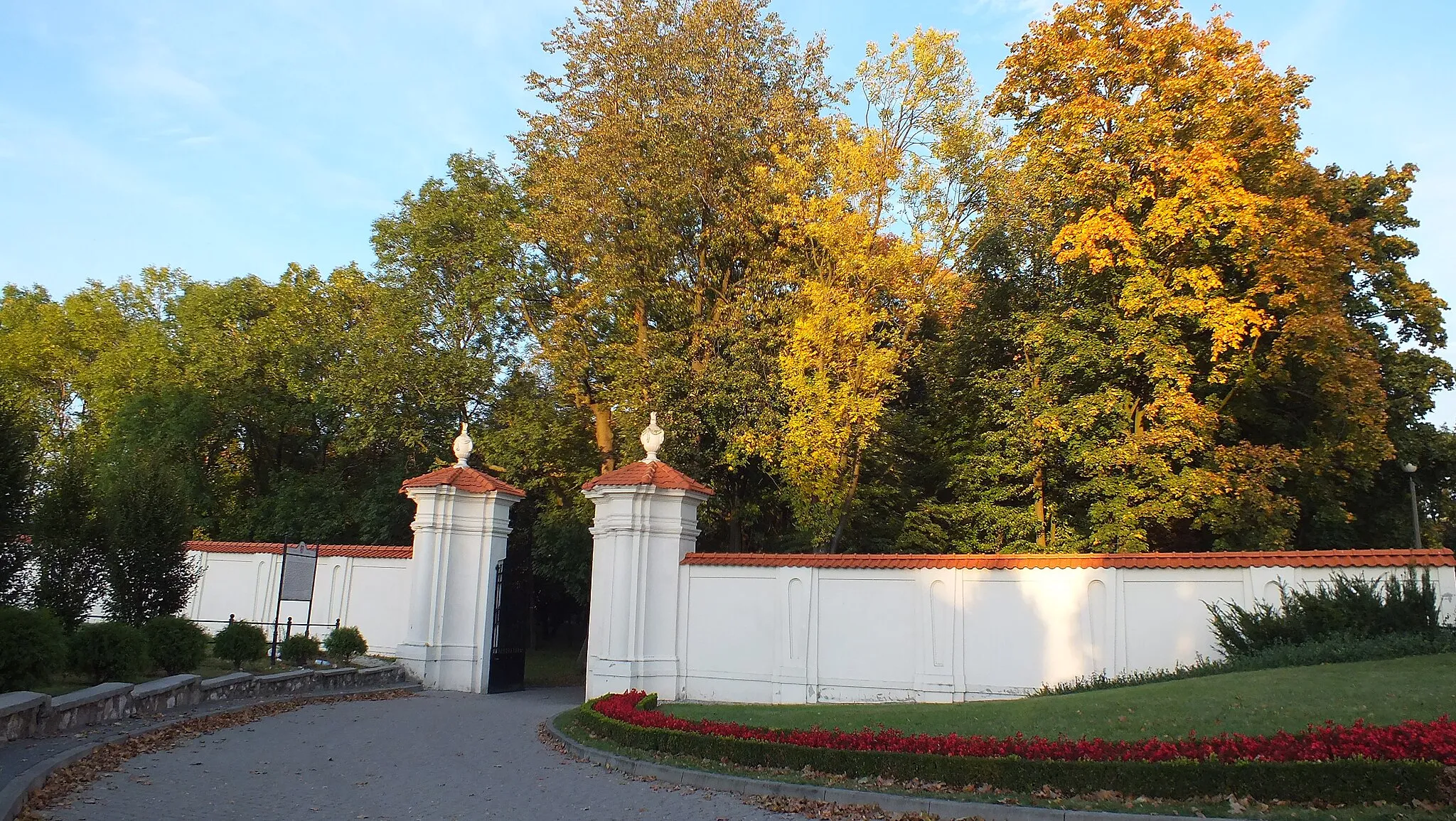 Photo showing: Lubartów, ul. Słowackiego 8 - zespół pałacowy:
- pałac (2 poł. XVII, XVIII, 1950-70)
- oranżeria (1780, 1931)
- brama (poł. XVIII)
- mostek (poł. XVIII)
- park (XVII-XVIII, po 1935), (zabytek nr rejestr. A/151 24.05.1956)