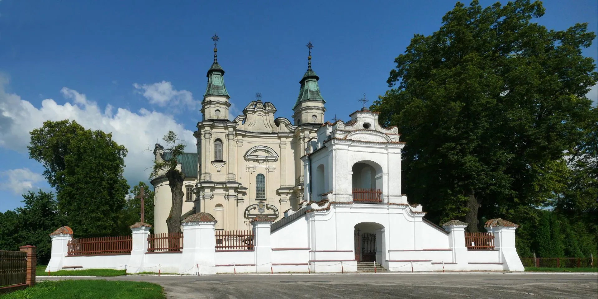 Photo showing: Catholic church and gate - belfry in Ostrów Lubelski, built in 1755 year by Paolo Fontana