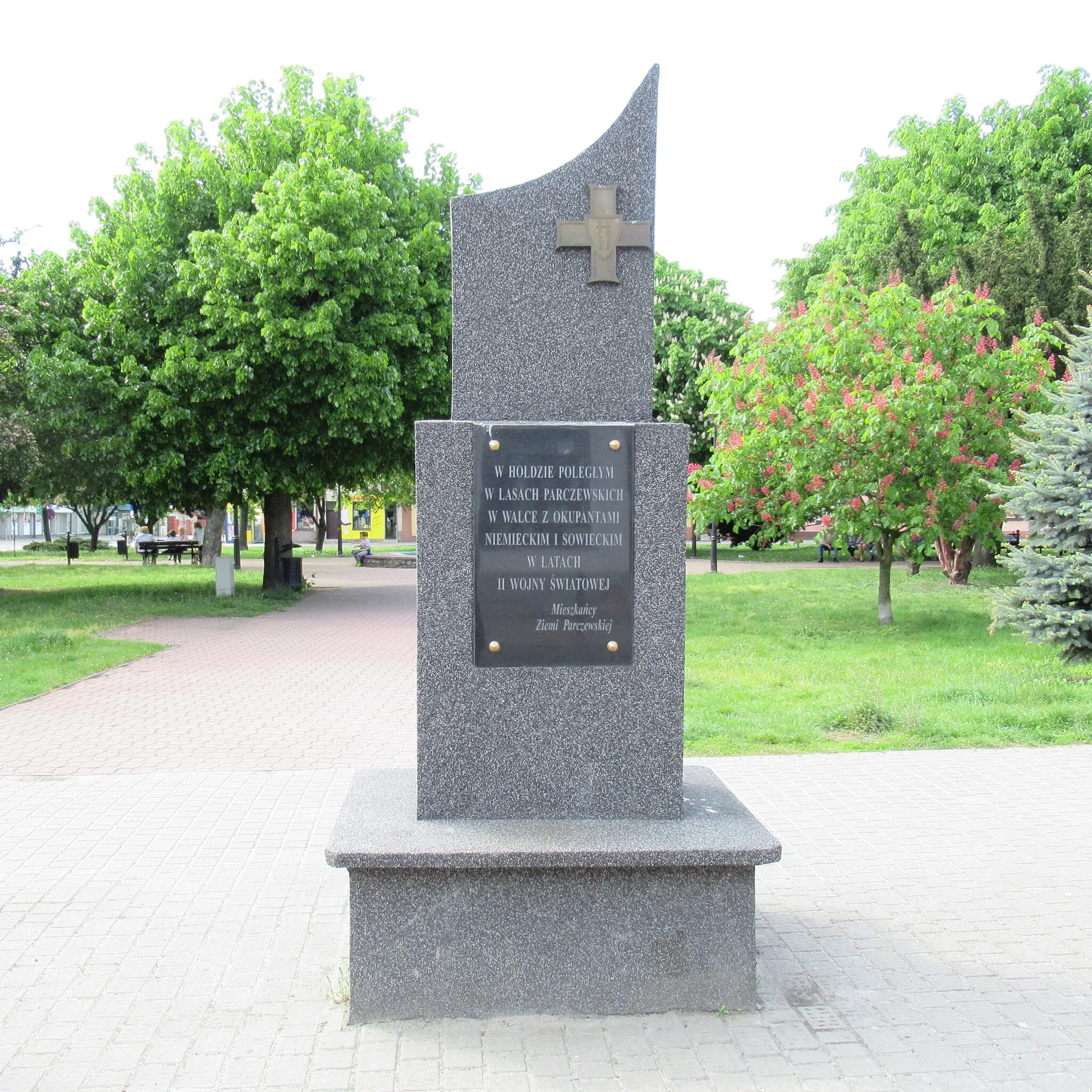 Photo showing: Parczew. Pomnik w rynku zwanym tu placem Wolności.