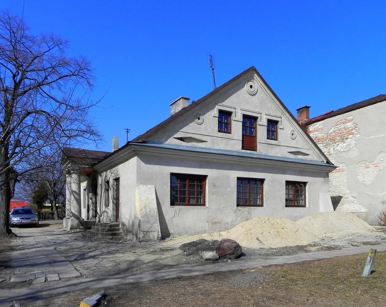 Photo showing: Najstarszy budynek na rejowieckim rynku, zwyczajowo nazywany domem Mikołaja Reja, choć powstał blisko 150 lat po śmierci poety, czyli około 1720 r. Prawdopodobnie pełnił funkcję ratusza potem domu mieszkalnego, karczmy i sklepu.