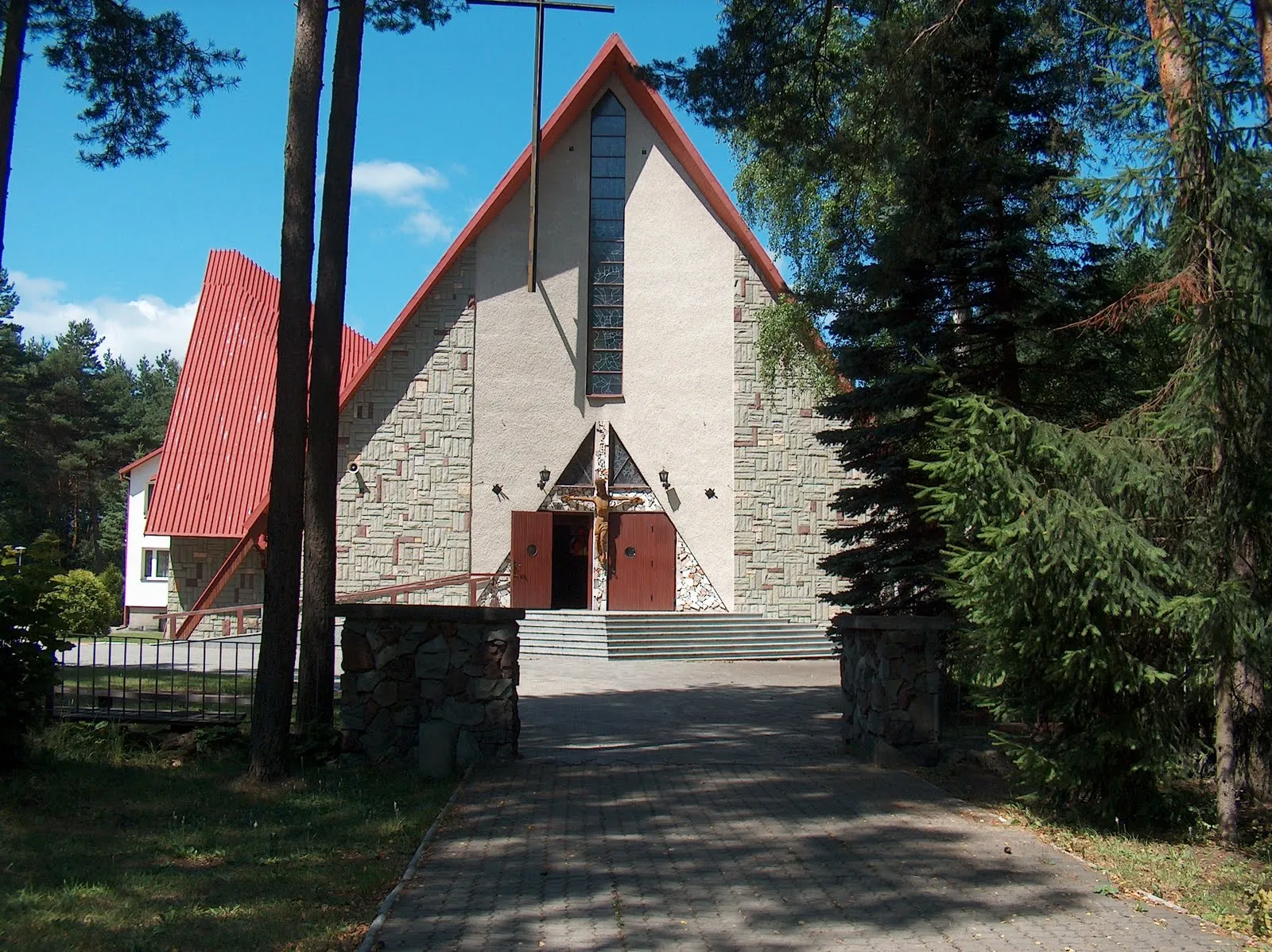Photo showing: Polska - Zwierzyniec kościół pomnik p.w Matki Bożej Królowej Polski.