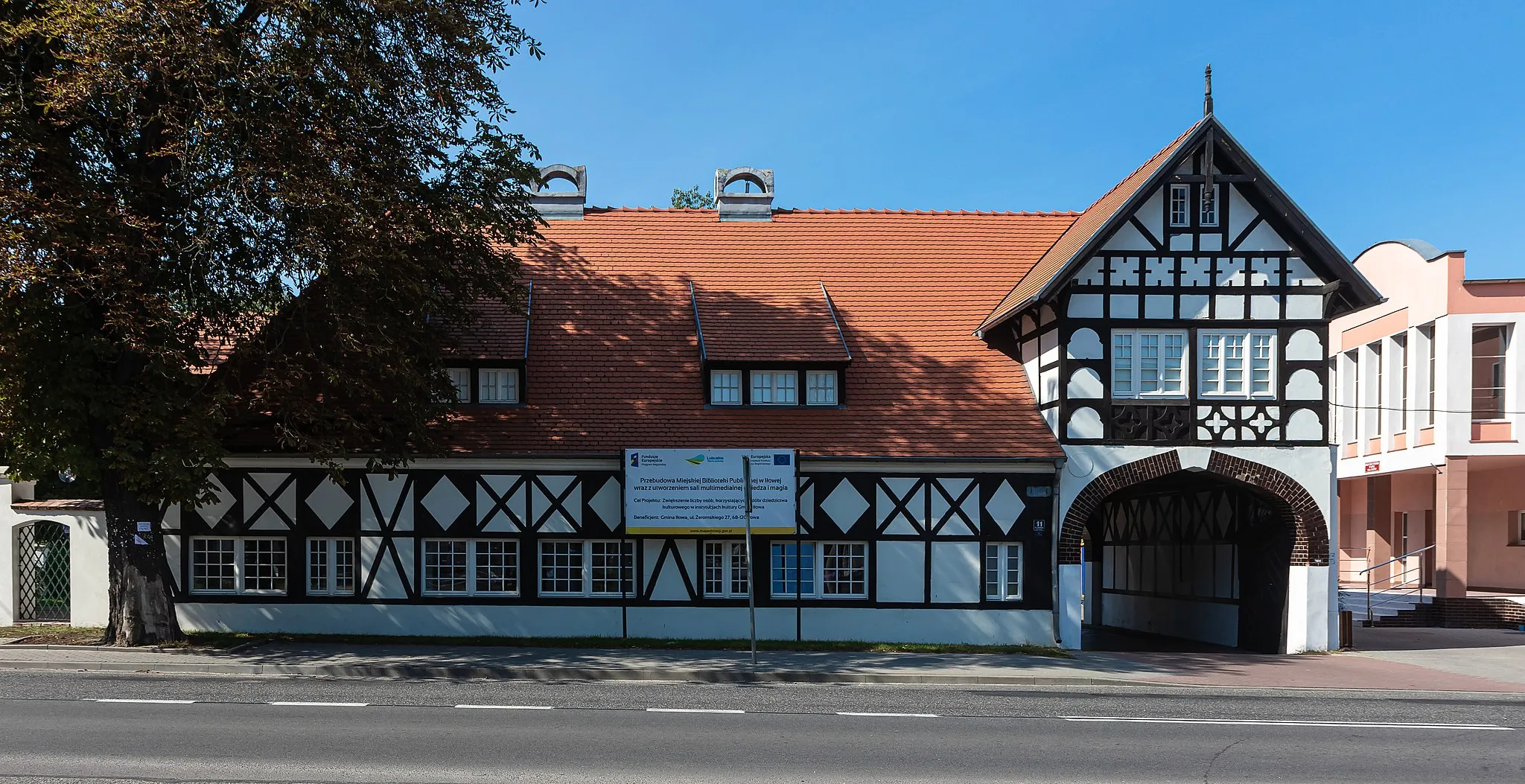 Photo showing: Iłowa, City library and gate to the palace garden, Lubusz Voivodeship, Poland