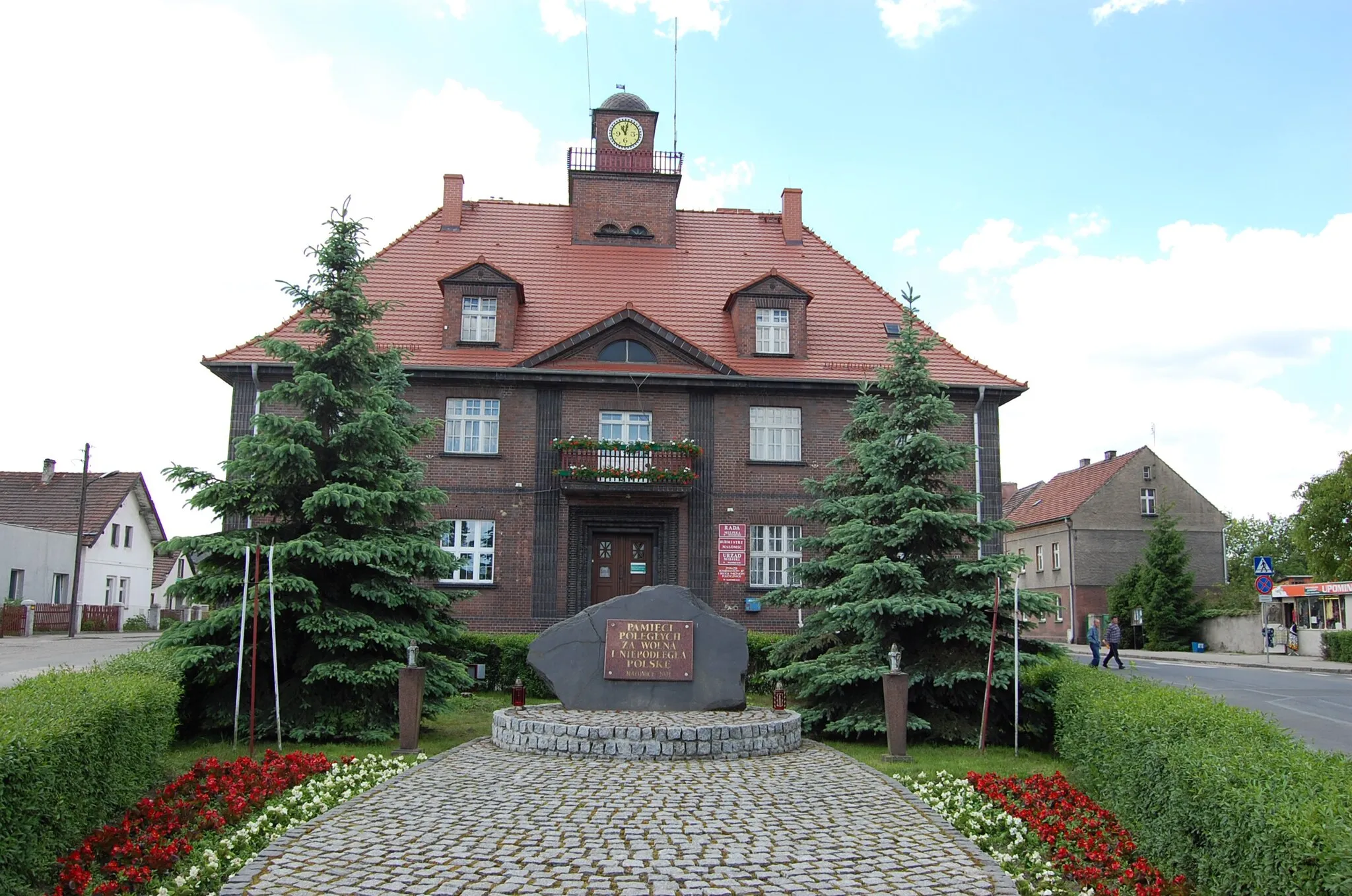 Photo showing: Widok na pomnik nieznanego żołnierza wraz z widokiem na ratusz w Małomicach