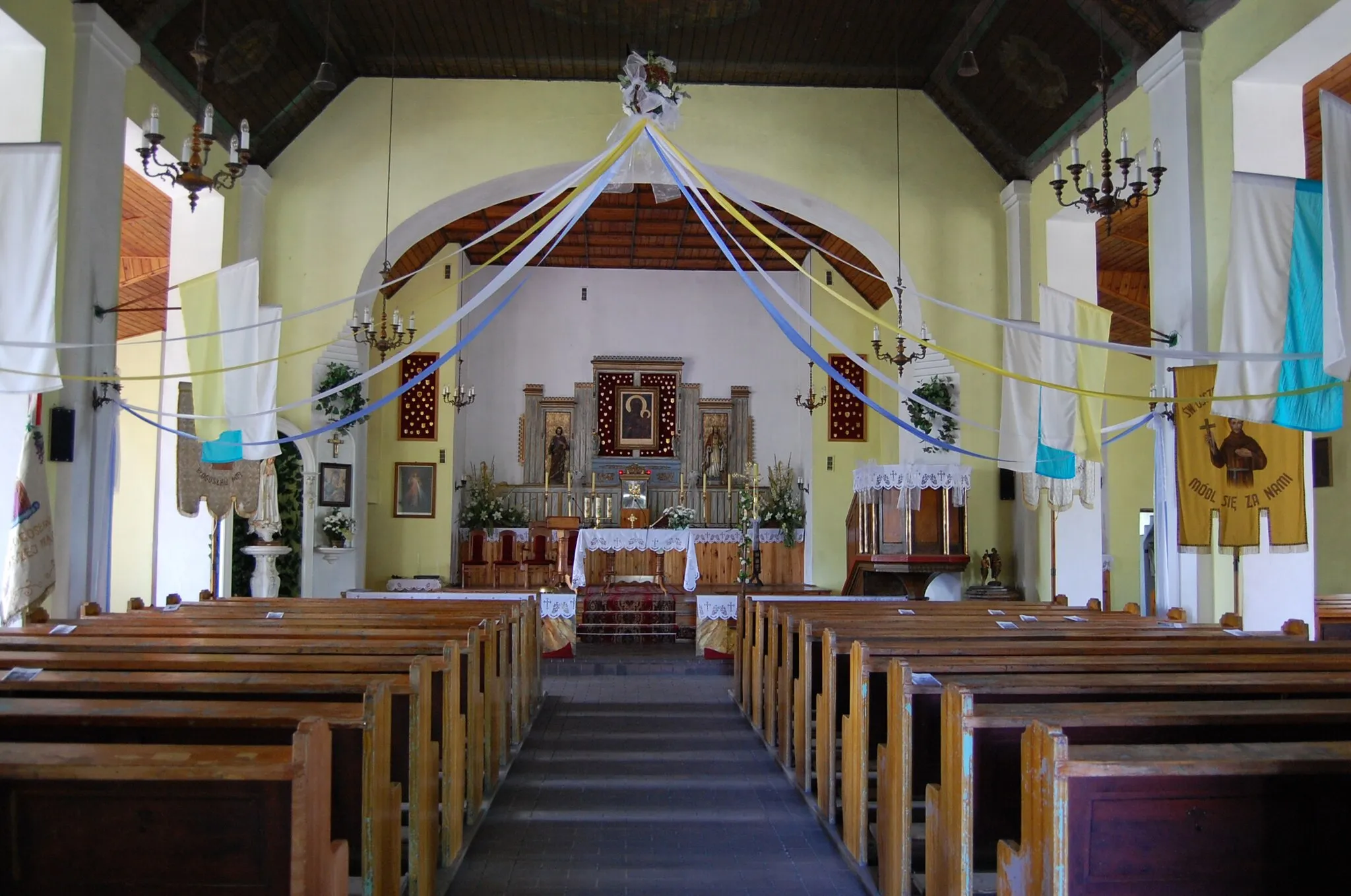 Photo showing: Wnętrze kościoła w Małomicach