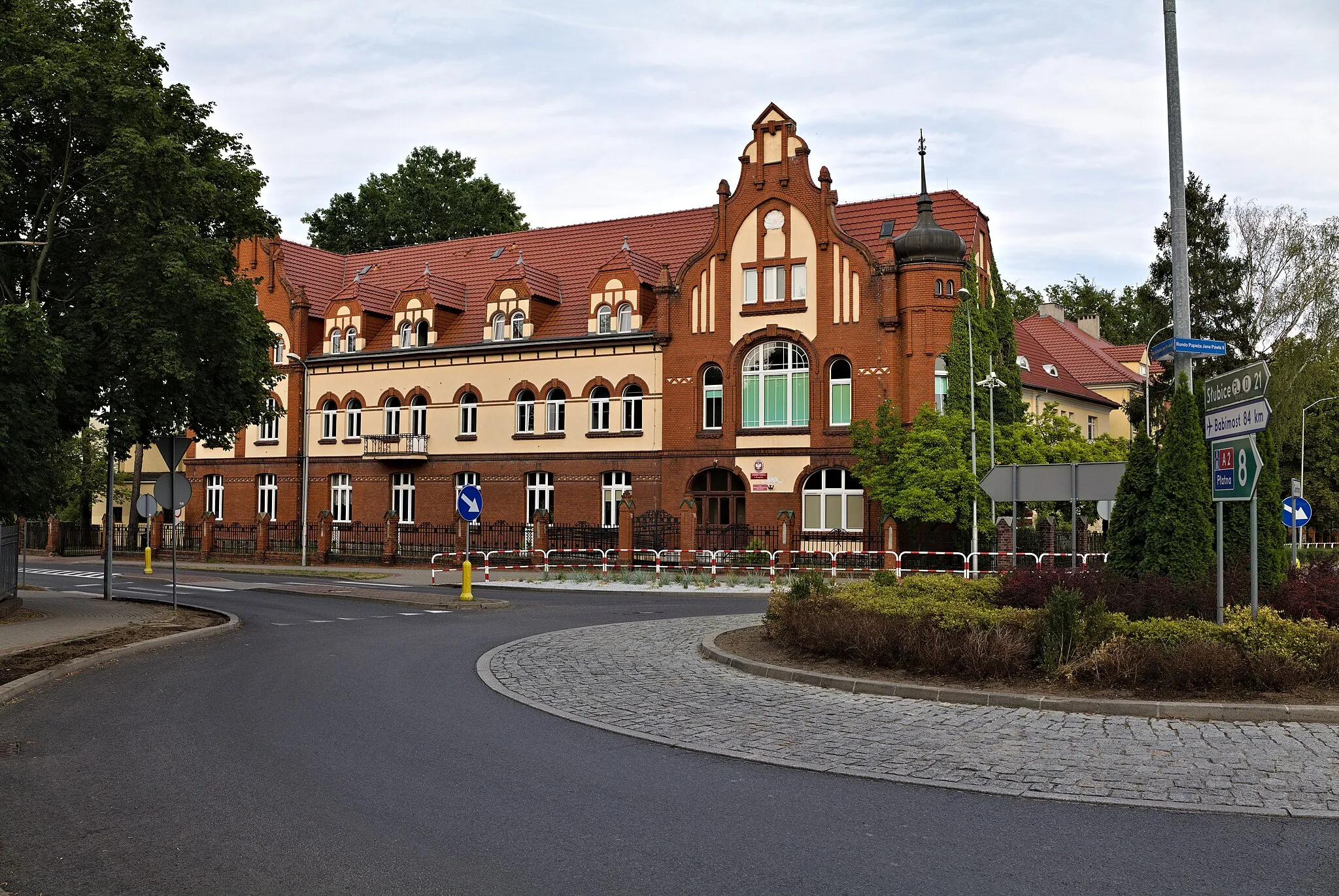 Photo showing: School building in Rzepin.