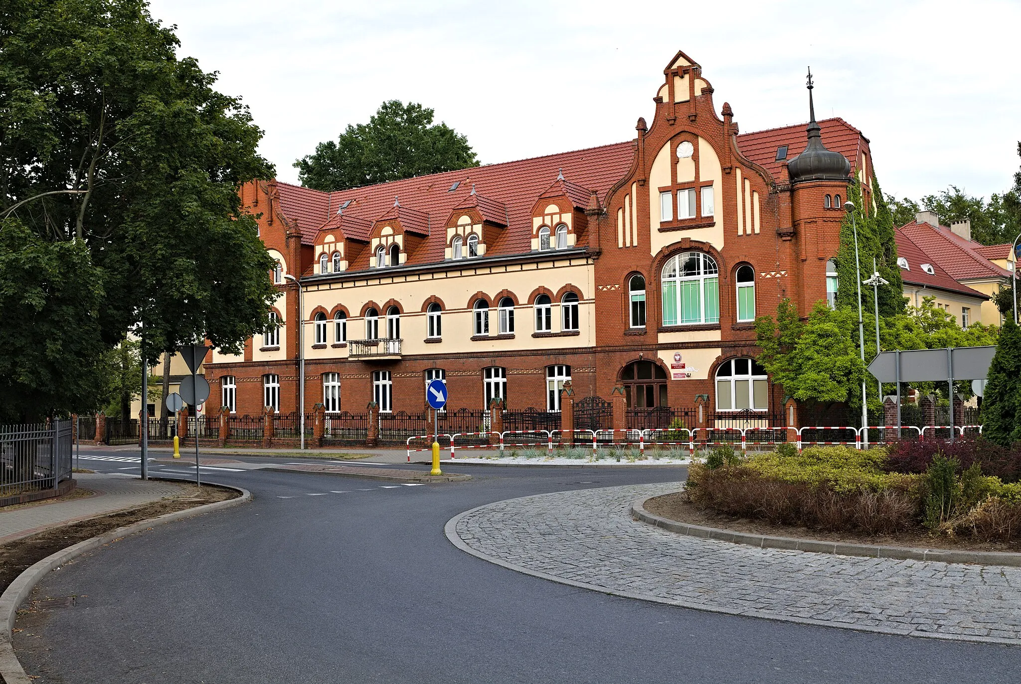 Photo showing: School building in Rzepin.