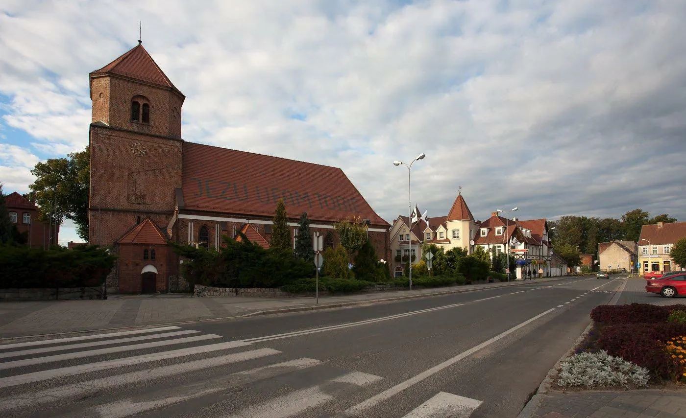 Photo showing: Ul. Kilińskiego - widok od rynku w kierunku wschodnim. Dokładnie naprzeciwko kościoła, wzniesiono w latach 60. ten budynek .