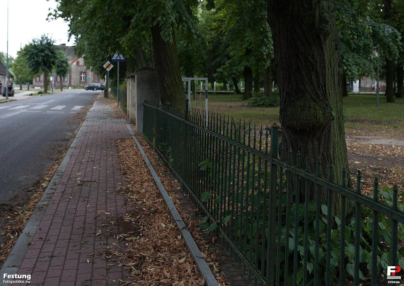 Photo showing: Trzcielska świątynia luterańska przetrwała wojnę, jednak w połowie lat 50. decyzją Wydziału ds. Wyznań przy Prezydium Wojewódzkiej Rady Narodowej w Zielonej Górze została rozebrana. Nie zachowały się powojenne zdjęcia kościoła, jednak część jego wyposażenia przetrwała, bowiem dwa dzwony (duży 205 kg i drugi, o ok. połowę mniejszy) oraz obraz ołtarzowy „Ukrzyżowanie” zostały na prośbę katolickiego proboszcza przeniesione do kat. kościoła św. Wojciecha na Starym Mieście (Starym Trzcielu). . W miejscu zboru urządzono plac zabaw dla dzieci. Zachowane, oryginalne ogrodzenie kościelne.