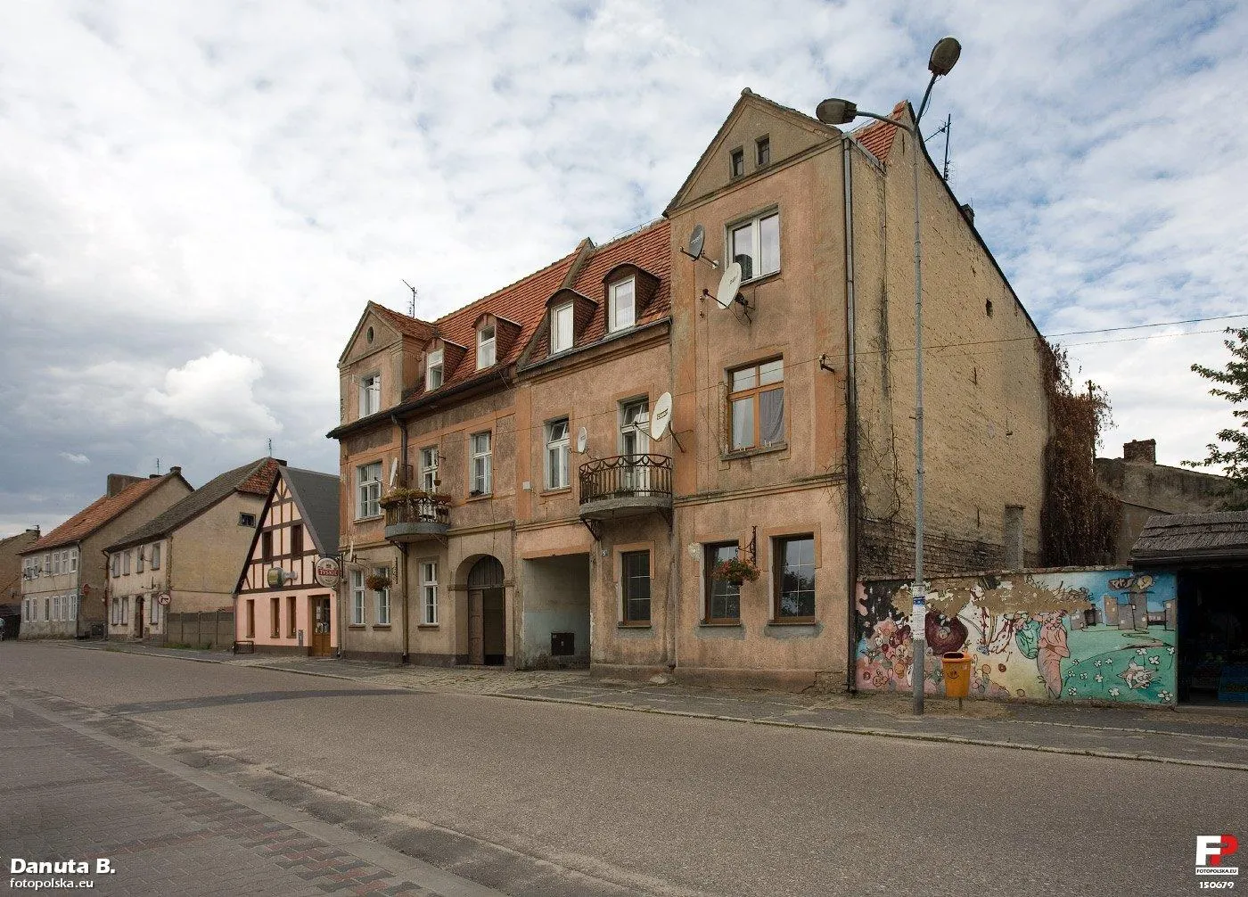 Photo showing: Wschodnia strona rynku Nowego Miasta ze zróżnicowaną zabudową. Stare parterowe domy sąsiadują z eleganckimi kamienicami.