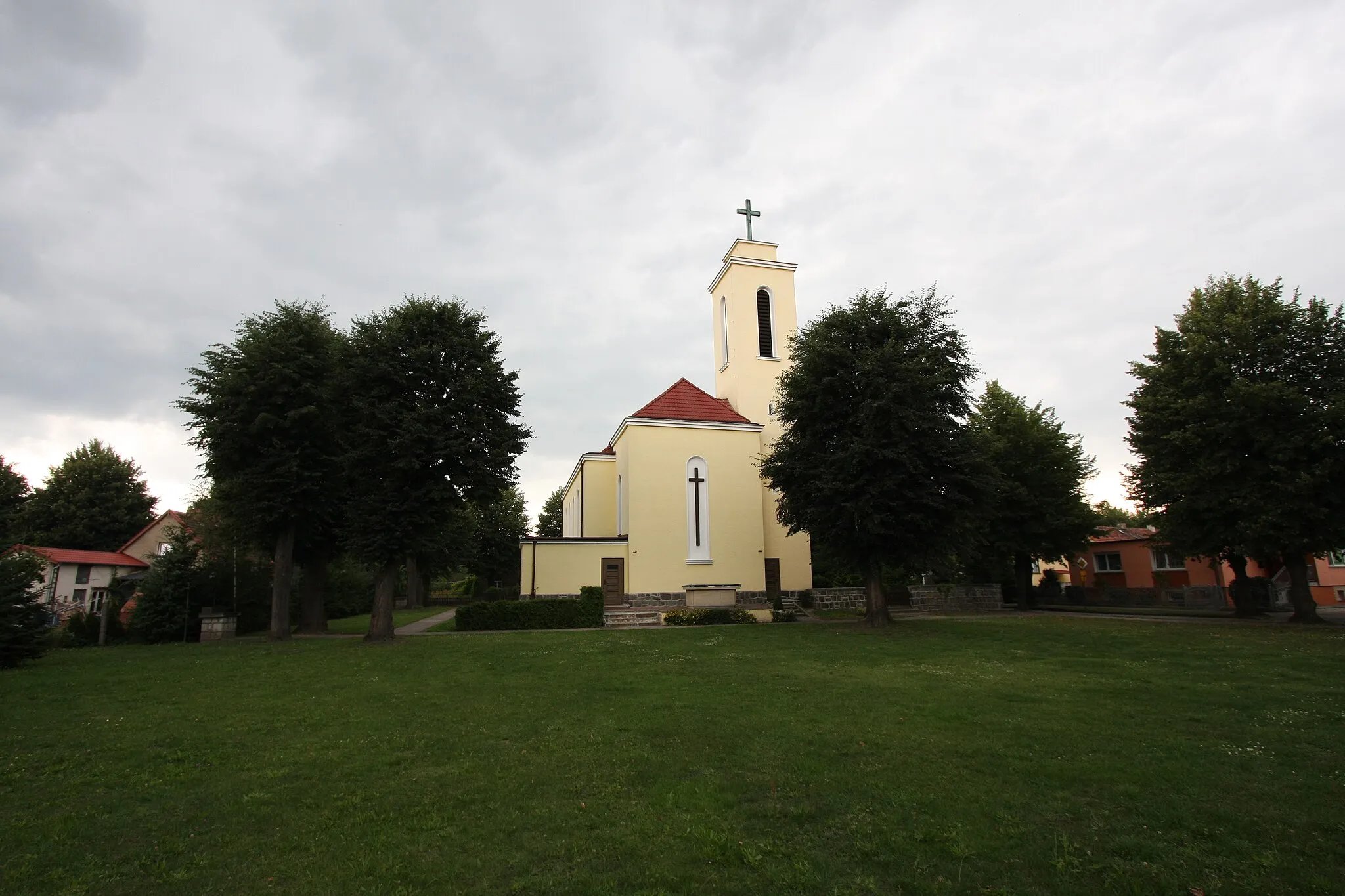 Photo showing: Zbąszynek, ul. Kościelna 22 - kościół filialny p.w. śś. Apostołów Piotra i Pawła, mur., 1929-1930