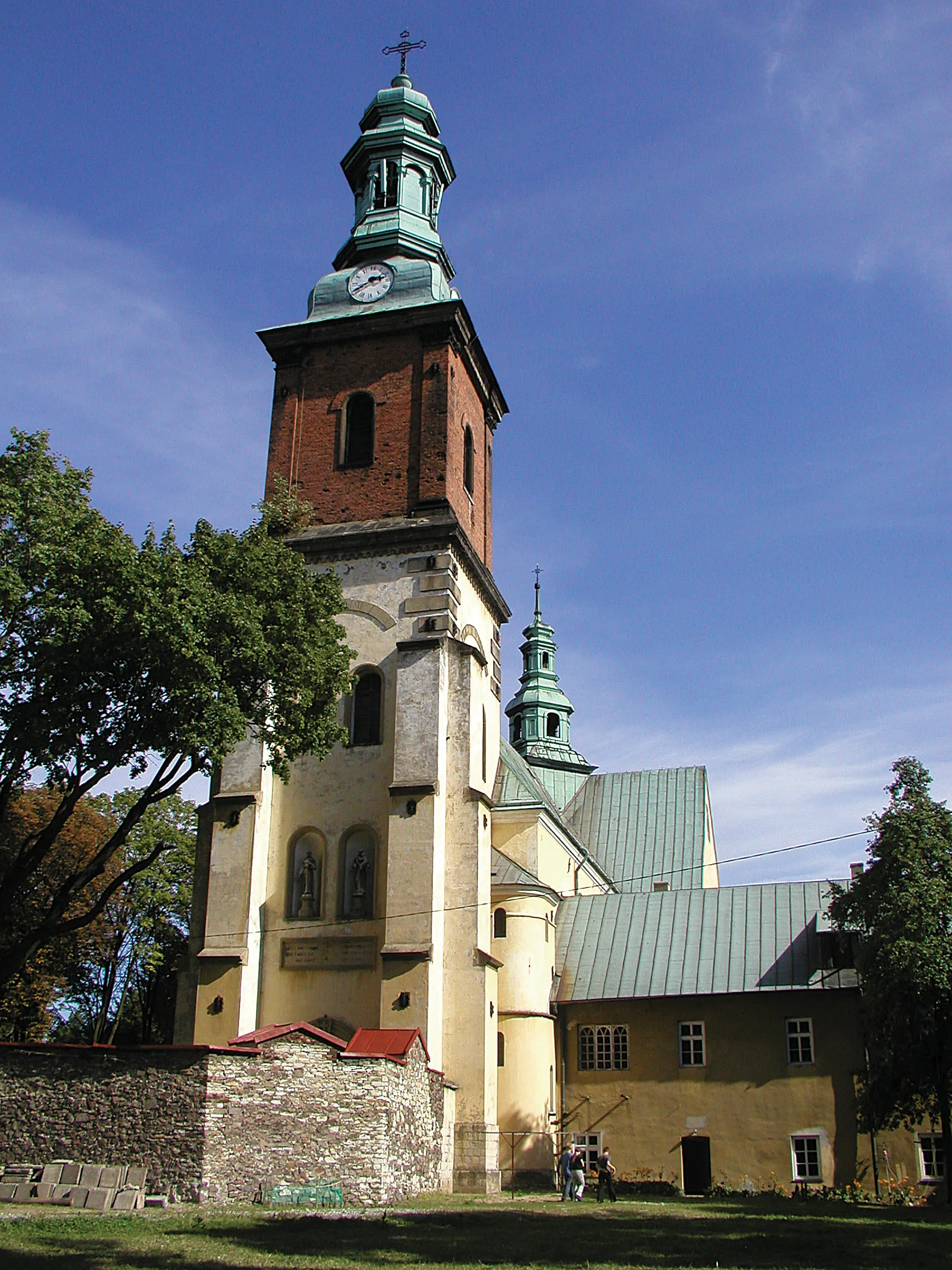 Photo showing: I Małopolskie Dni Dziedzictwa Kulturowego, 15-26 września 1999 r.
Kościół oo. Bernardynów w Alwerni nosi wezwanie Stygmatów św. Franciszka z Asyżu. Został założony na wzór włoskiej pustelni La Verna w Toskanii, gdzie w 1224 r. św. Franciszek otrzymał dar stygmatów. Podróżujący po Europie na przełomie XVI i XVII w. królewski sekretarz Krzysztof Koryciński herbu Topór, odwiedził w czasie jednej ze swych podróży tę franciszkańską pustelnię i postanowił założyć w Polsce podobną. Po powrocie do kraju ufundował w swoich dobrach kościół i klasztor. W pobliżu wsi Poręba Żegoty, na wzgórzu zwanym Podskale i przypominającym krajobraz włoskiej pustelni powstał w 1616 r. drewniany kościół. Przybyli doń bernardyni sprowadzeni przez Korycińskiego z Krakowa. Niedługo potem wzniesiono barokowy murowany kościół (1630-1676) oraz klasztor (1625-1656). Po śmierci Krzysztofa Korycińskiego budowę kontynuował jego syn Jan Stanisław, a później kolejni właściciele Poręby Żegoty, zwłaszcza kasztelan wojnicki Franciszek Szwarcenberg-Czerny i rodzina Szembeków. Na początku XVIII w. dobudowano do kościoła kaplicę, w której znajduje się obraz Ecce Homo. Pod koniec XIX w. wzniesiono przy ścianie zachodniej wysoką wieżę oraz rozbudowano klasztor.

(www.dnidziedzictwa.pl)