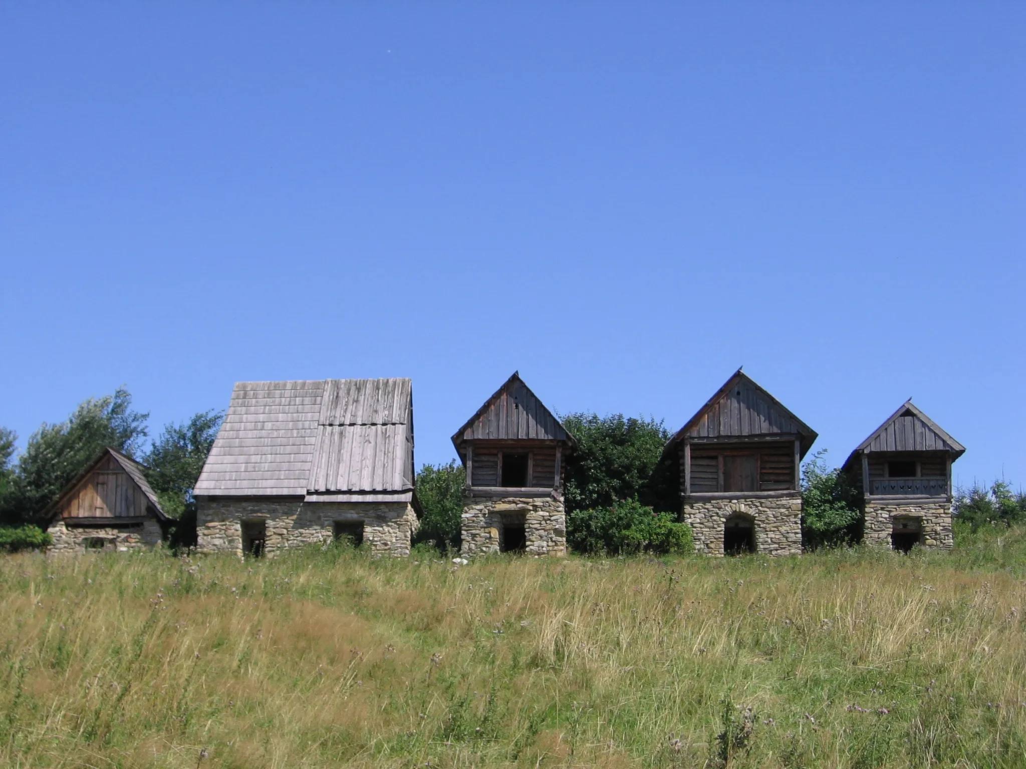 Photo showing: Old cellars in tourist camp Czorsztyn, Poland