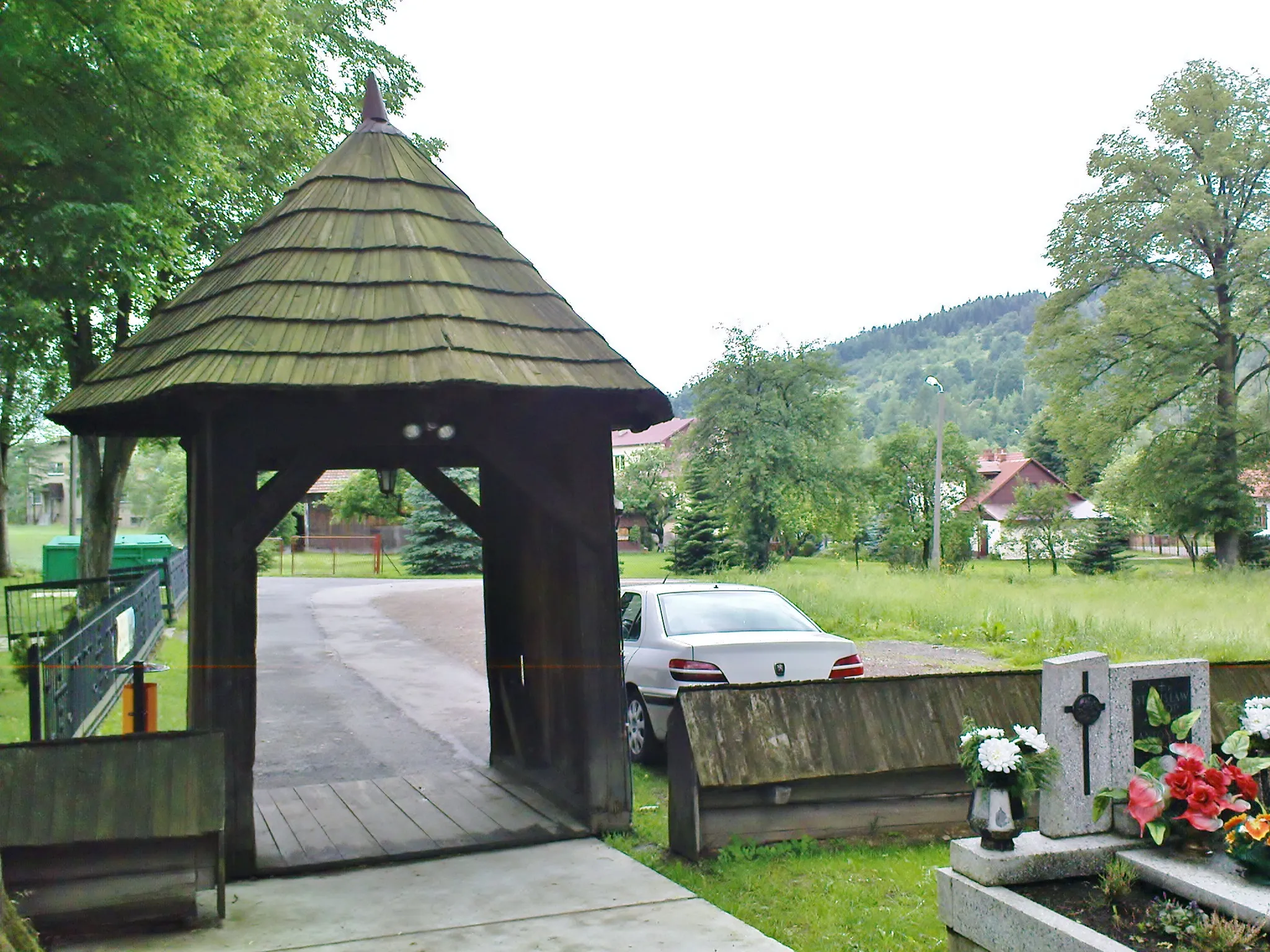Photo showing: Gate and cemetery of the church of St. Peter and Paul, Lachowice
