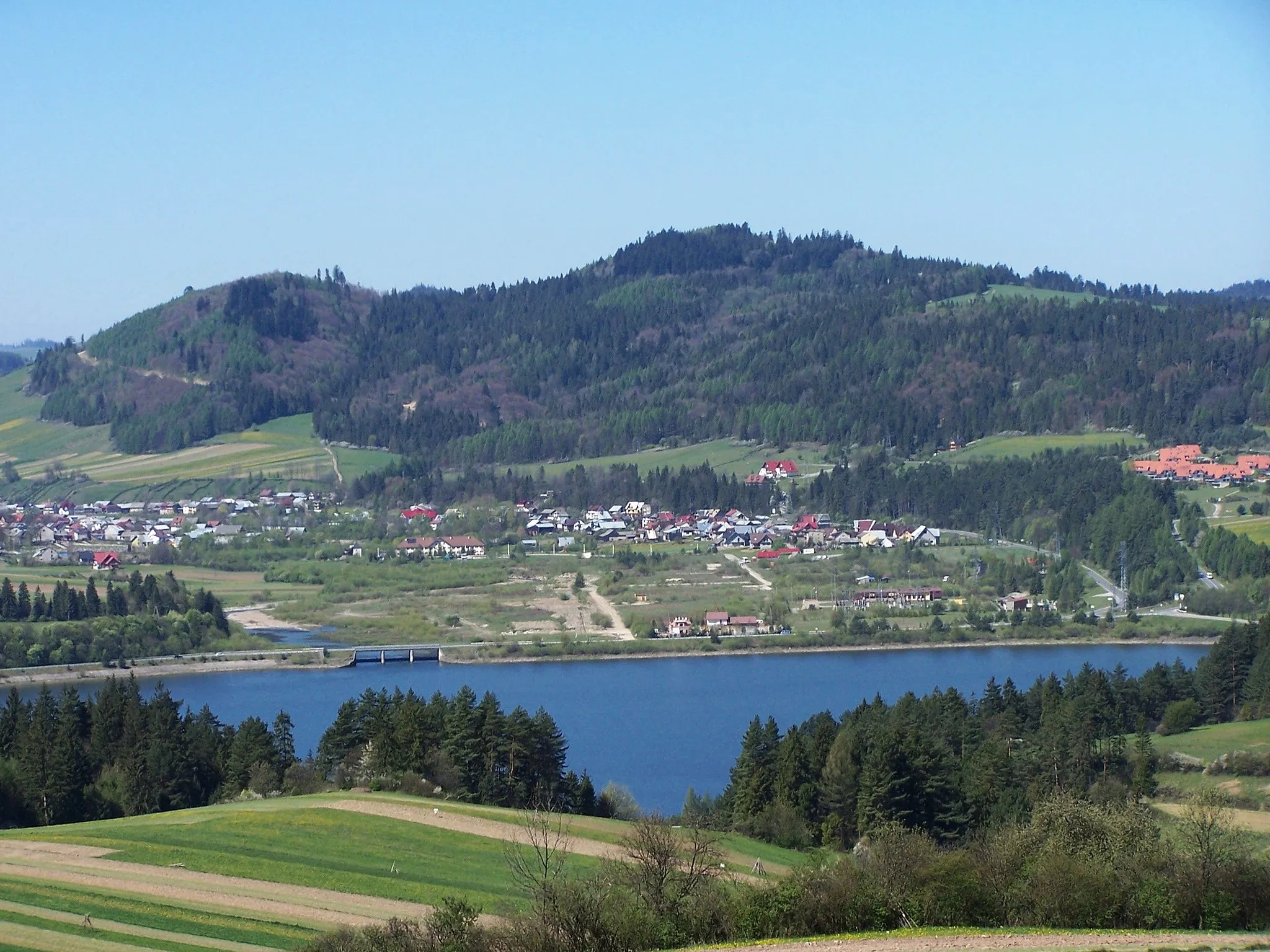 Photo showing: Zbiornik Sromowski i Niedzica. U góry Pieniny Spiskie: Hombark i Cisówka.