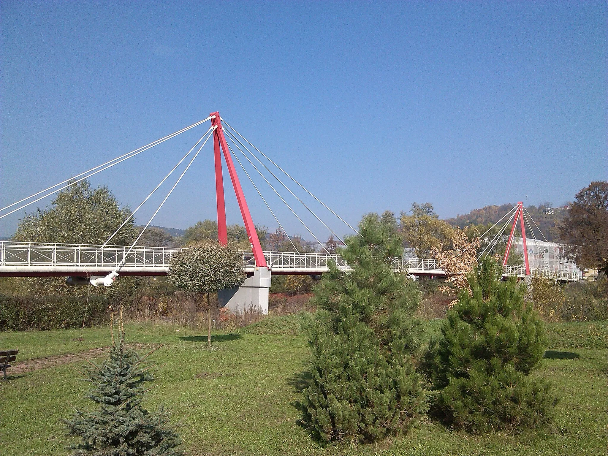 Photo showing: Pedestrian bridge over Raba river in Pcim