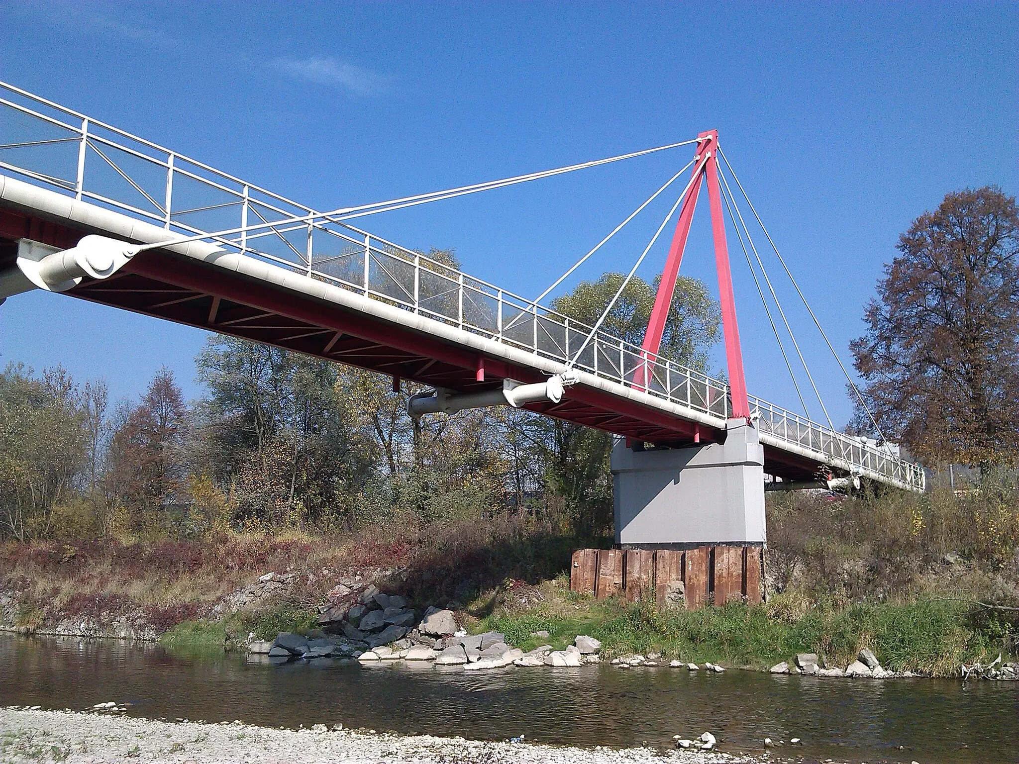 Photo showing: Pedestrian bridge over Raba river