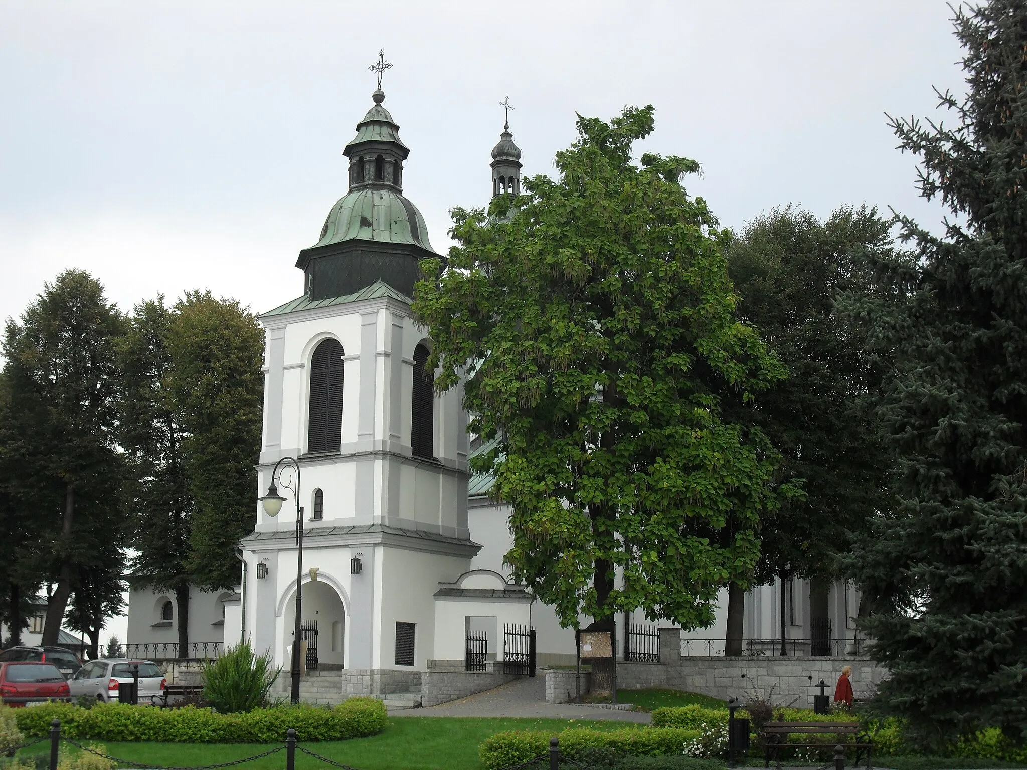 Photo showing: Żabno - kościół parafialny p.w. św. Ducha, otoczenie, drzewostan, wieża bramna (zabytek nr A-378)