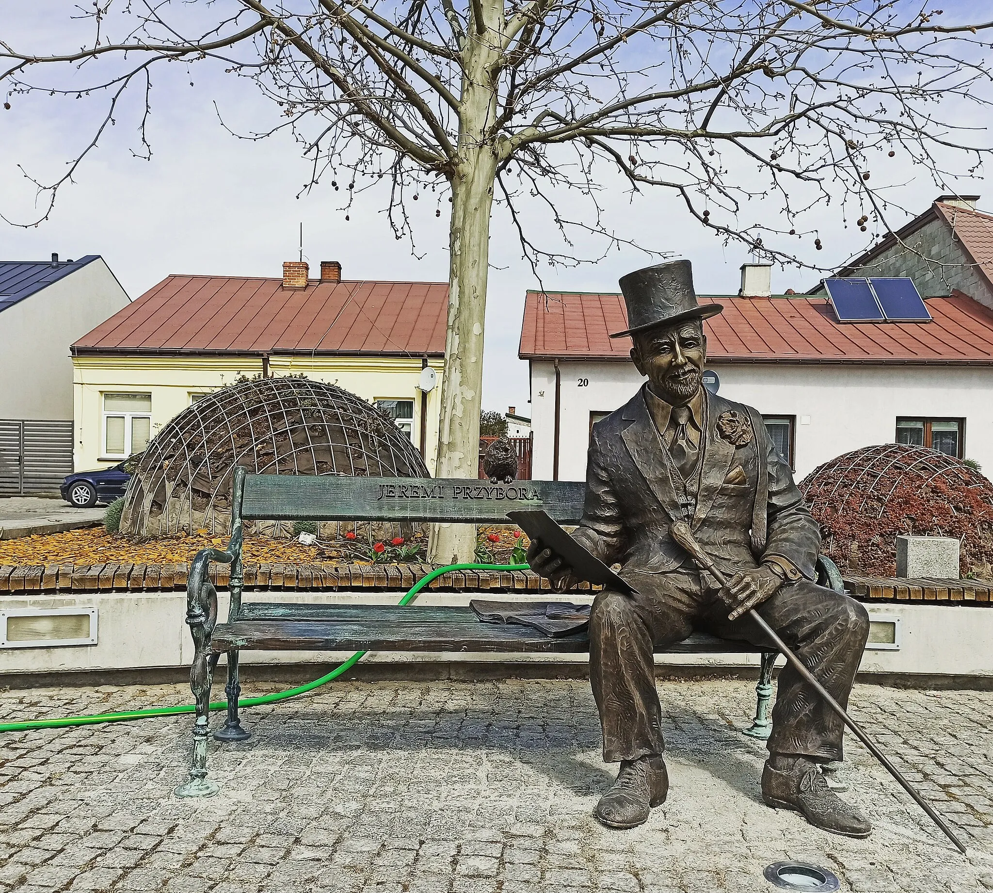 Photo showing: Pomnik ławeczka Jeremiego Przybory, odsłonięta na rynku w Białobrzegach. Nieopodal, w Pacewie, Jeremi Przybora miał dom letniskowy.