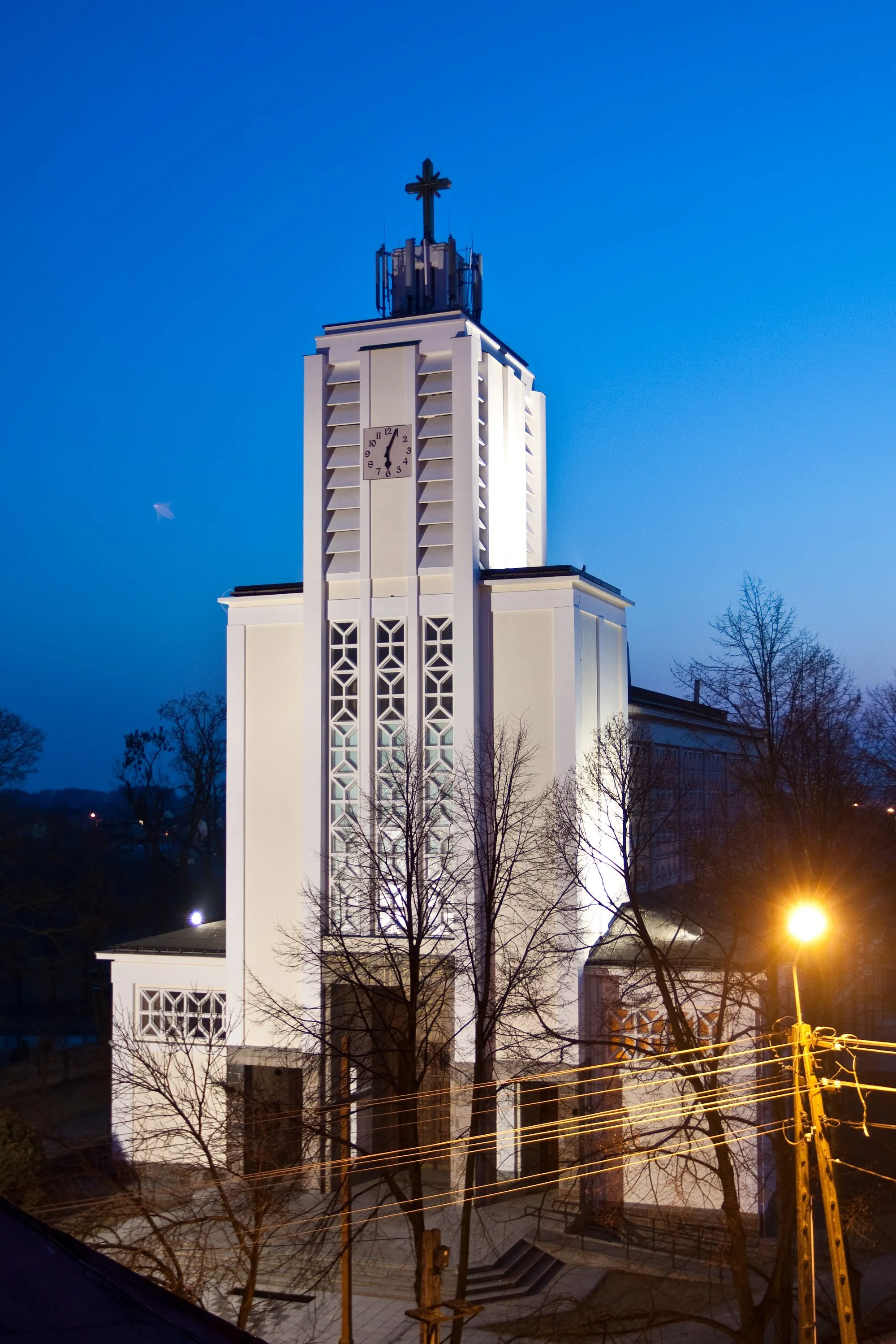 Photo showing: Odnowiony kościół w Gąbinie. Zdjęcie wykonano z dachu ratusza - siedziby Urzędu Miasta i Gminy w Gąbinie.