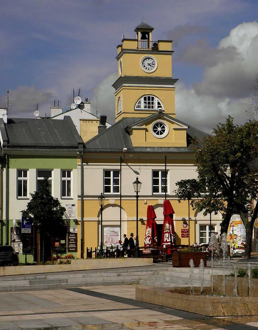 Photo showing: Grójecki ratusz i zabytkowa kamienica.