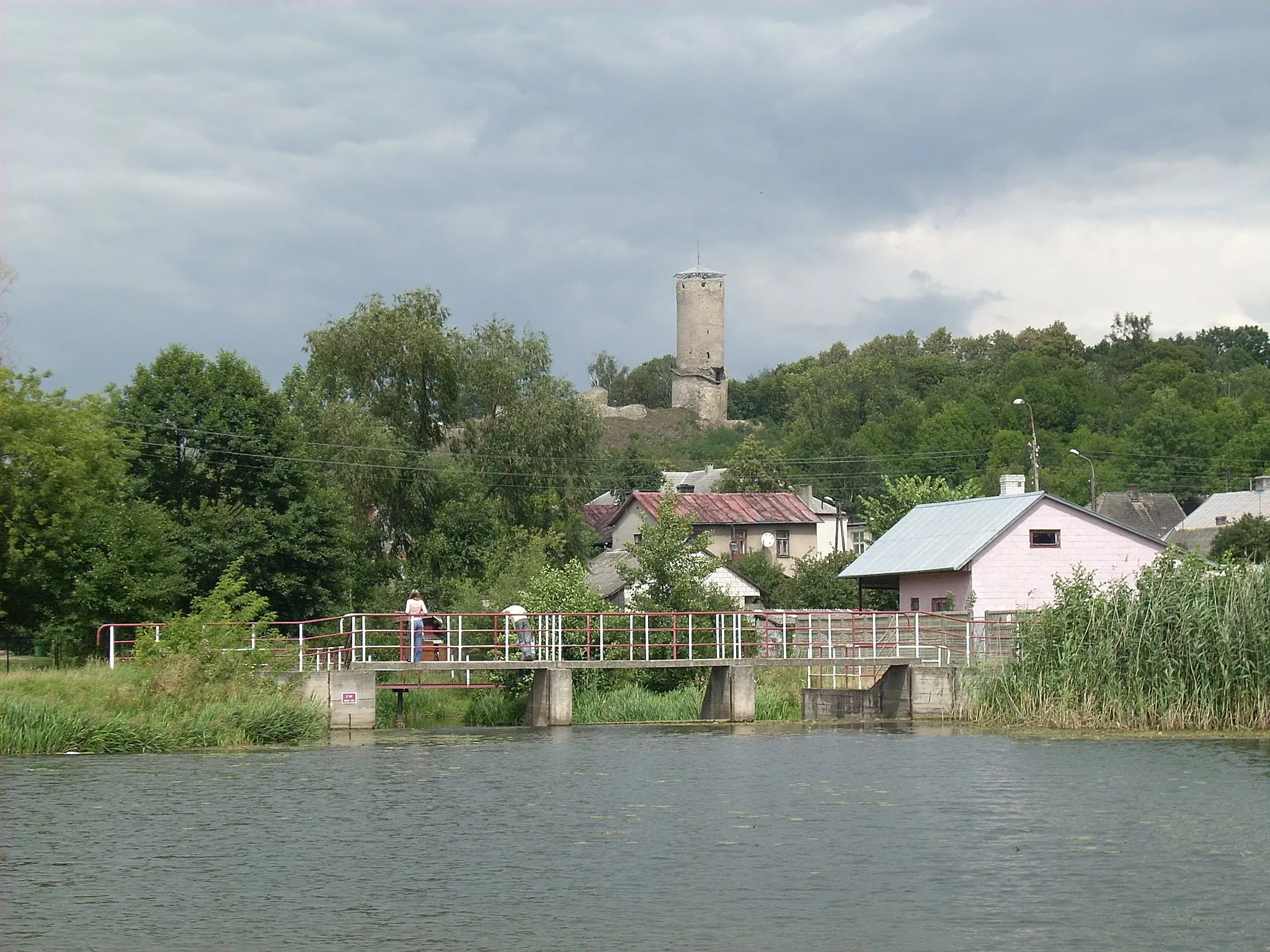 Photo showing: Iłża - Widok na średniowieczną basztę od strony zalewu.