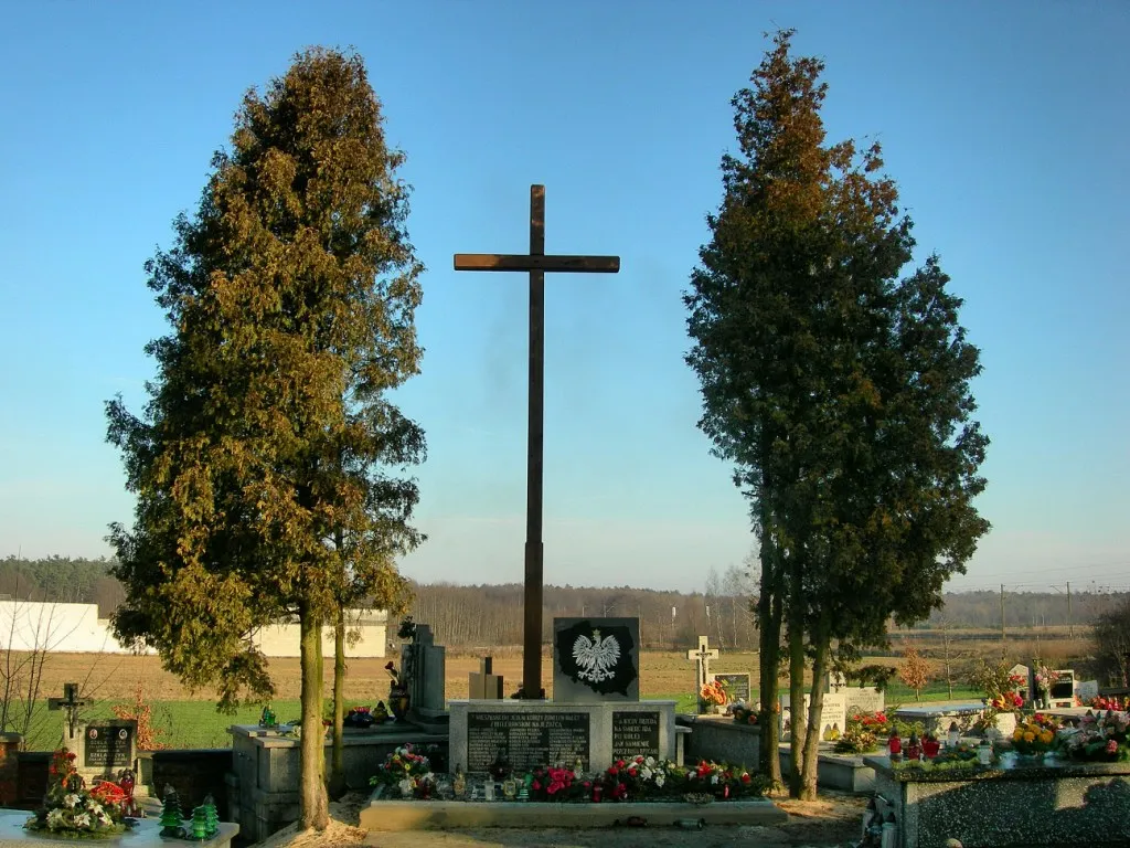 Photo showing: Cmentarz parafialny w Jedlni-Letnisko — zbiorowa mogiła mieszkańców Jedlni poległych podczas II wojny światowej
