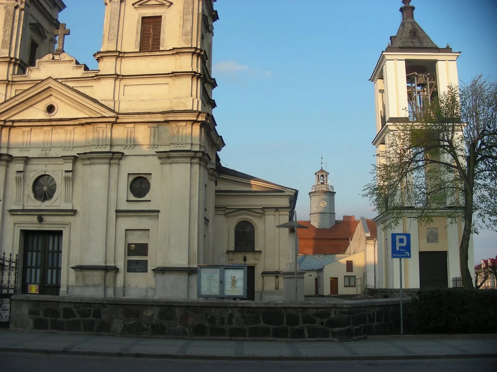 Photo showing: Mława - kościół, w tle ratusz