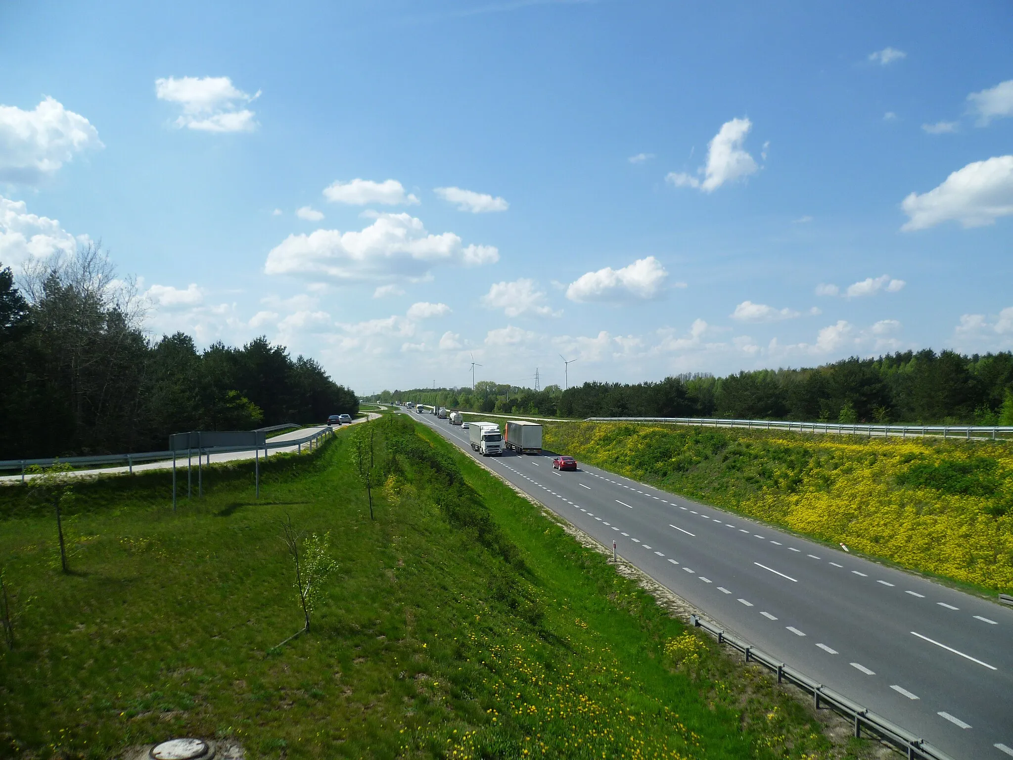 Photo showing: Ring road in Mszczonów (National Road no. 50) with wind turbines visible in the distance, Poland