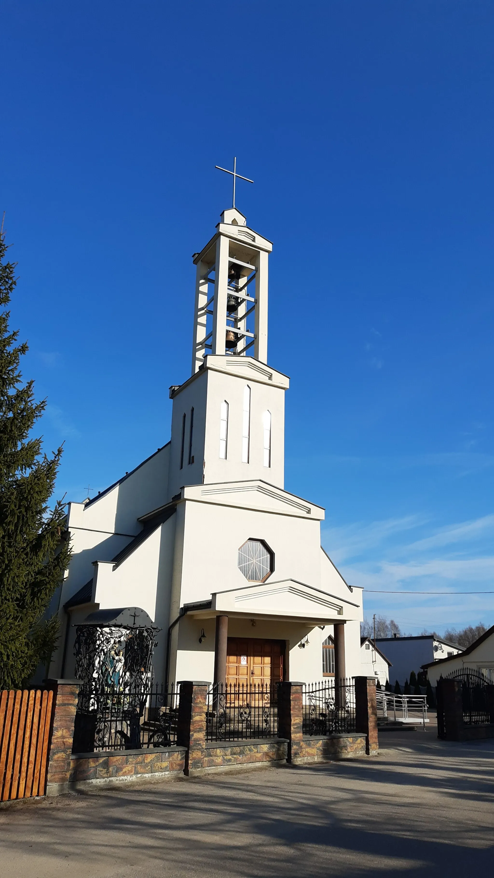 Photo showing: Ostrówek (gm. Łochów, pow. Węgrów) - kościół NMP Królowej Polski