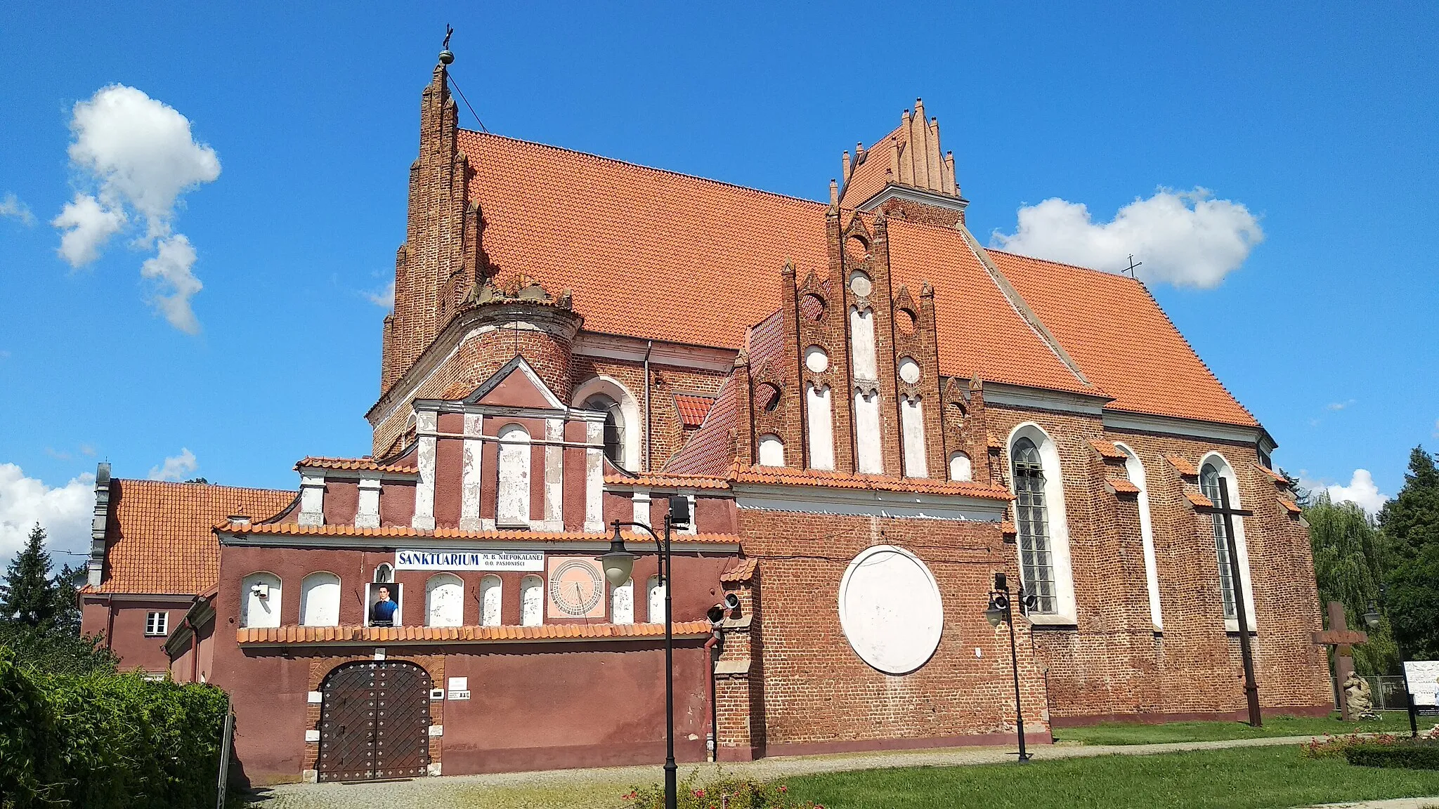 Photo showing: Widok zewnętrzny kościoła pw. św. Jakuba i Anny w Przasnyszu.