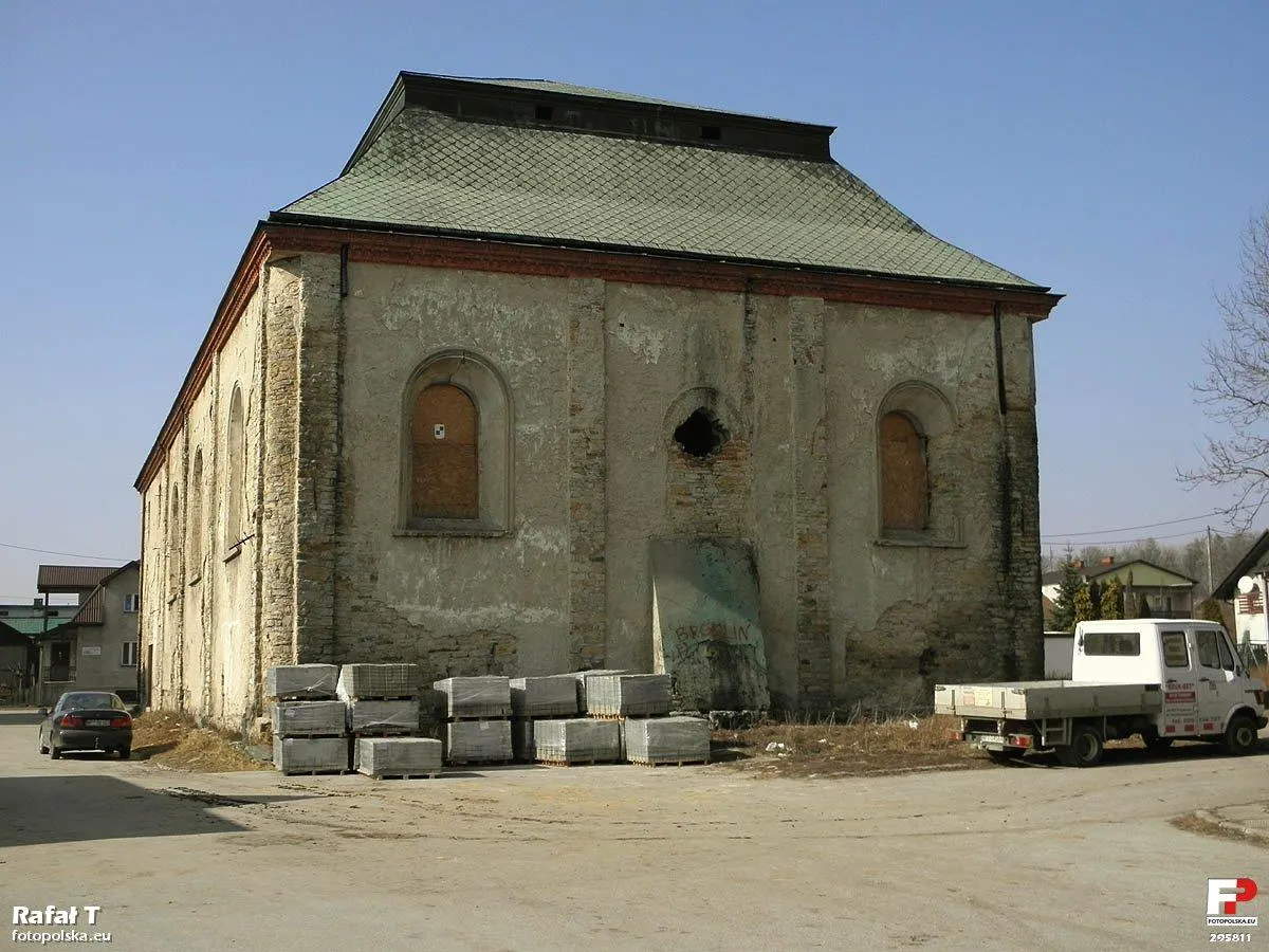 Photo showing: Niszczejąca synagoga w Przysusze.