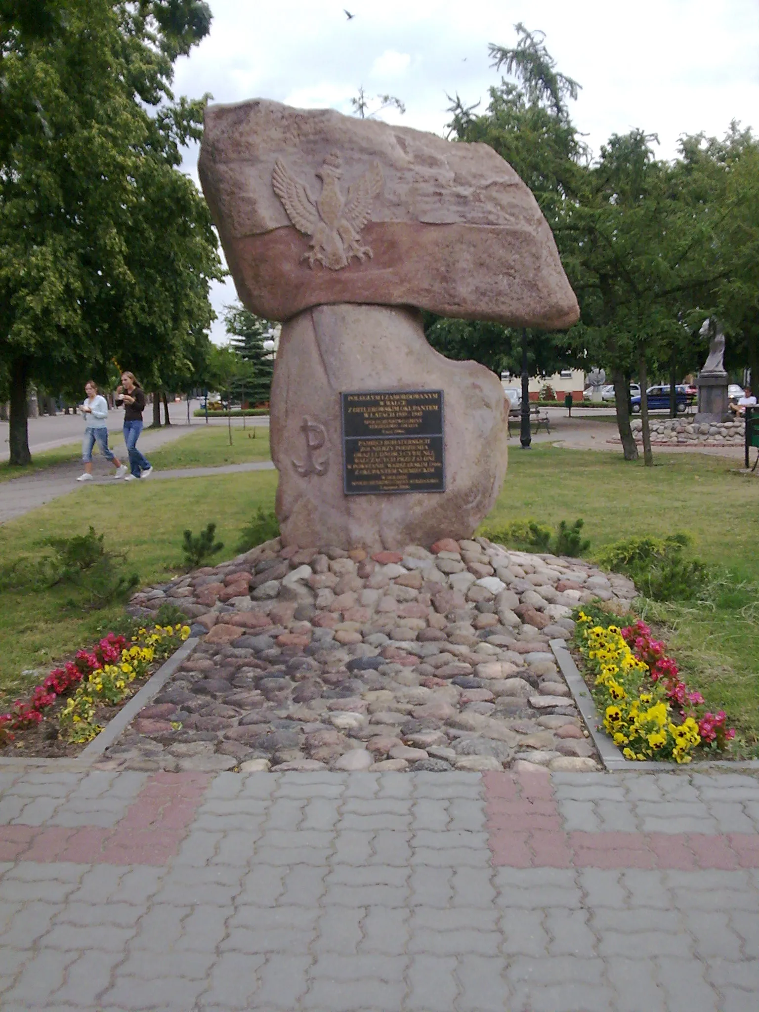 Photo showing: Pomnik ku czci poległych w walce z niemieckim okupantem na Placu Wolności