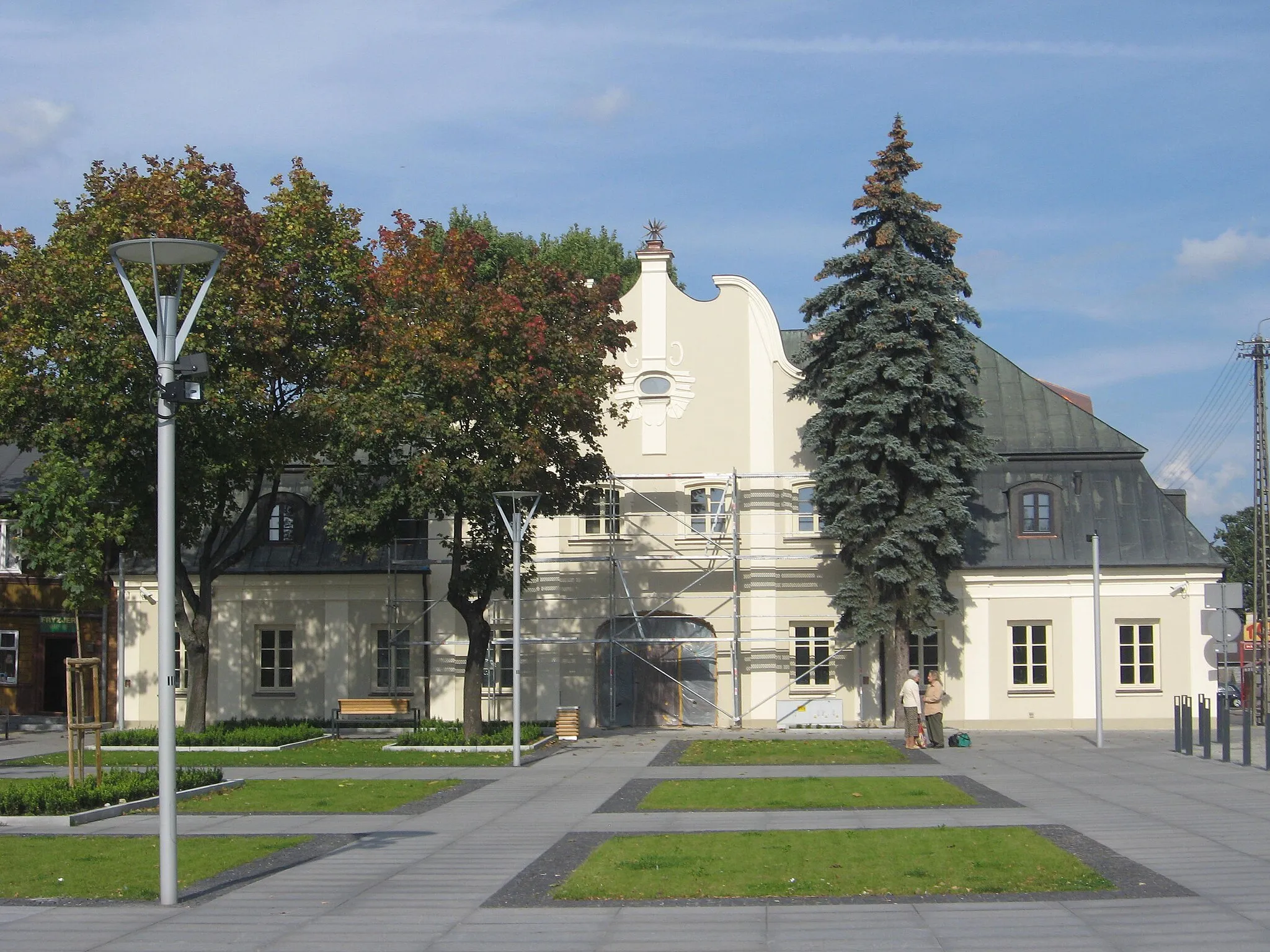 Photo showing: Węgrów, Rynek 11 - zajazd „Dom Gdański”, ob. biblioteka, 1 poł. XVIII, 1980 (zabytek nr 176)