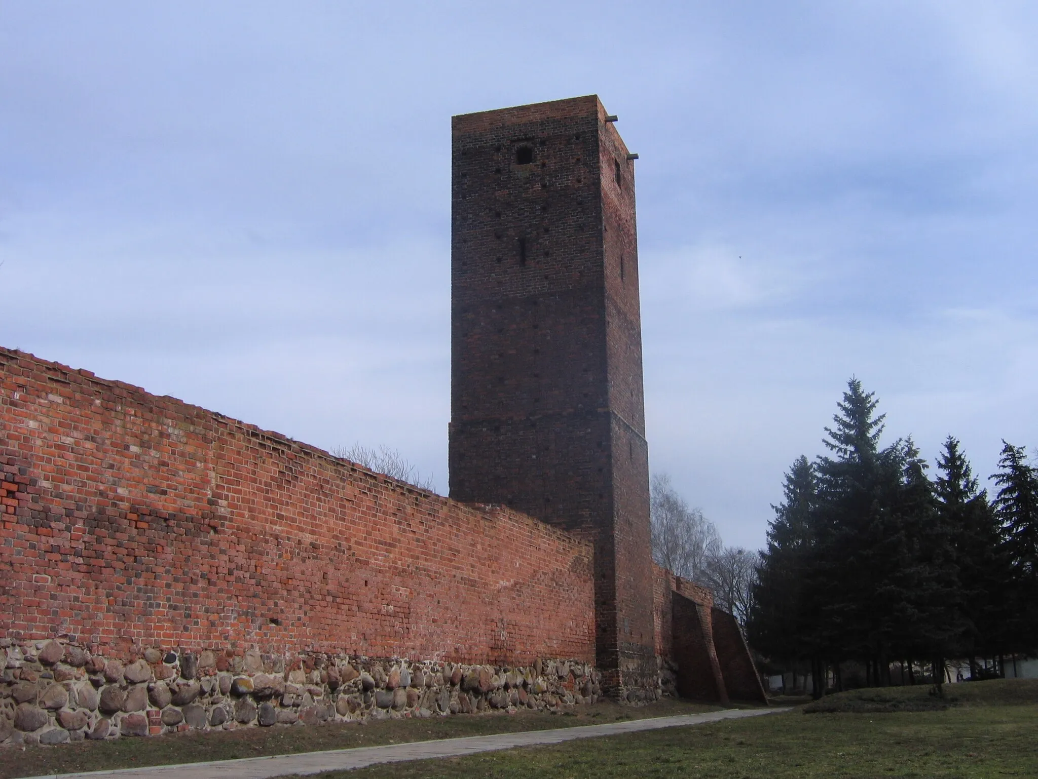 Photo showing: Byczyna, mury obronne z basztą Piaskową