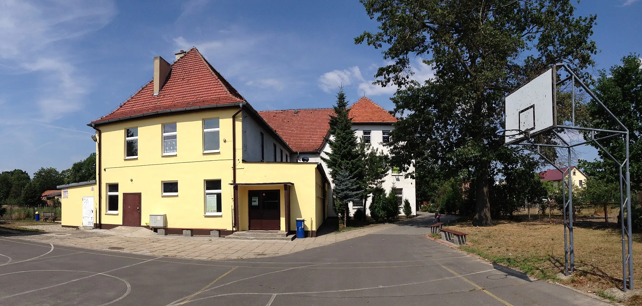 Photo showing: Szkoła Podstawowa w Opolu Chmielowicach widziana od południa - od boiska szkolnego