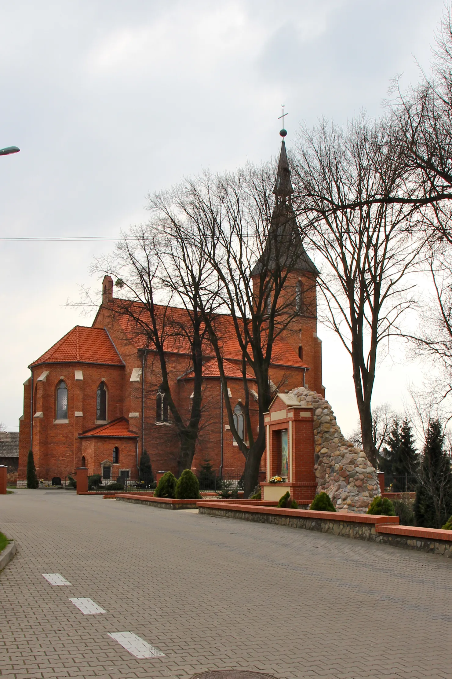 Photo showing: Długomiłowice (dodatkowa nazwa w j. niem. Langlieben) – wieś w Polsce położona w województwie opolskim, w powiecie kędzierzyńsko-kozielskim, w gminie Reńska Wieś.