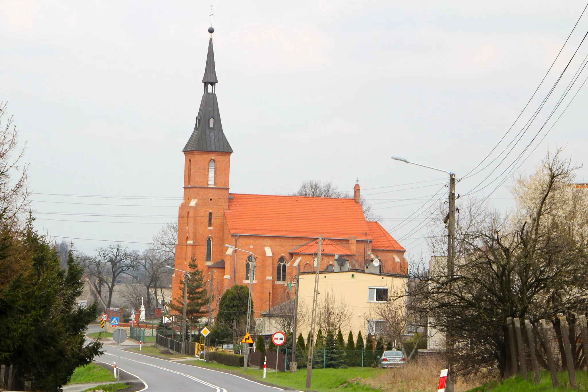 Photo showing: Długomiłowice (dodatkowa nazwa w j. niem. Langlieben) – wieś w Polsce położona w województwie opolskim, w powiecie kędzierzyńsko-kozielskim, w gminie Reńska Wieś.