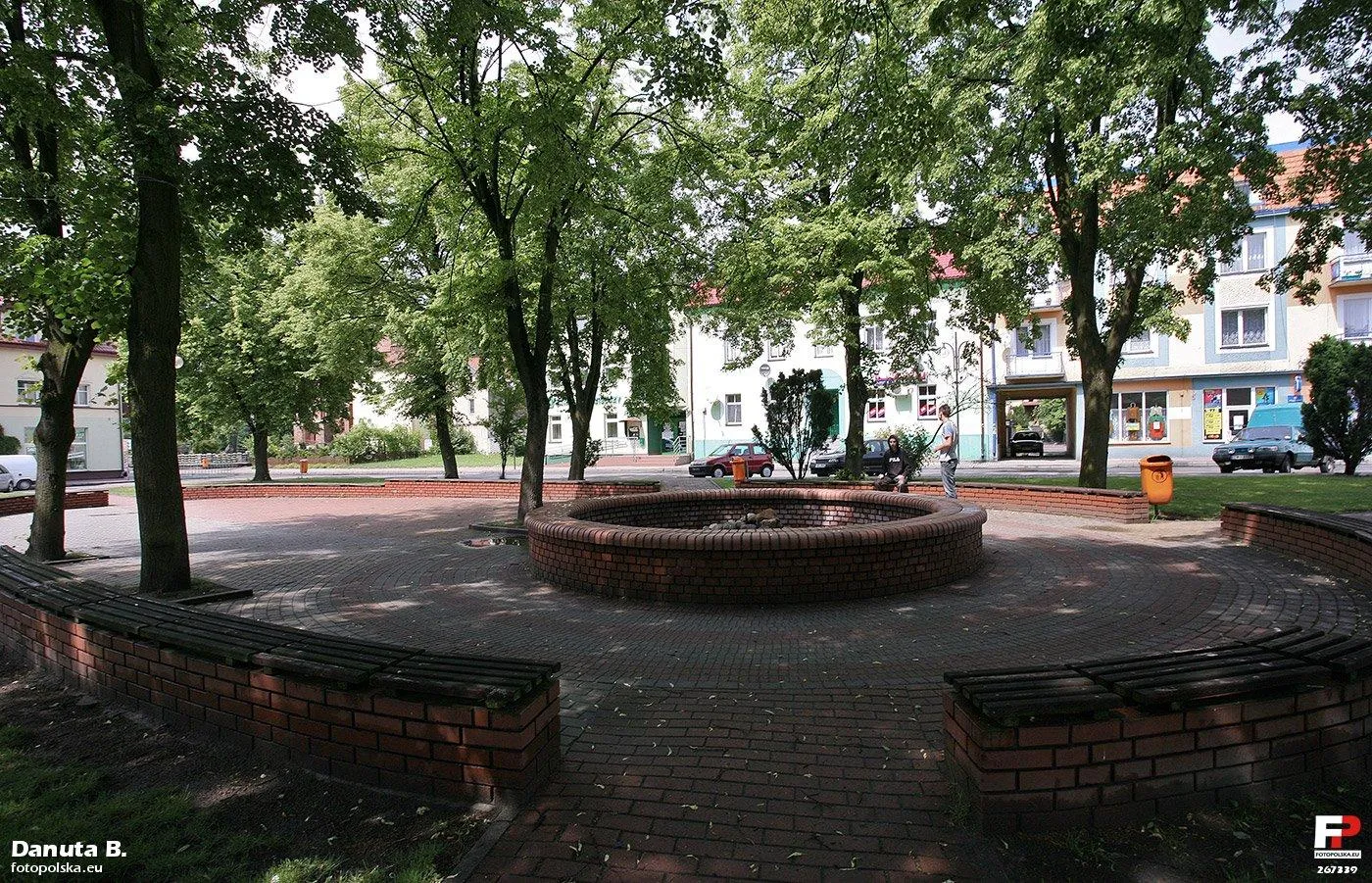 Photo showing: Rynek w Gorzowie Śląskim to prostokątny plac ze skwerem pośrodku. W ostatnich latach zagospodarowano tę przestrzeń.