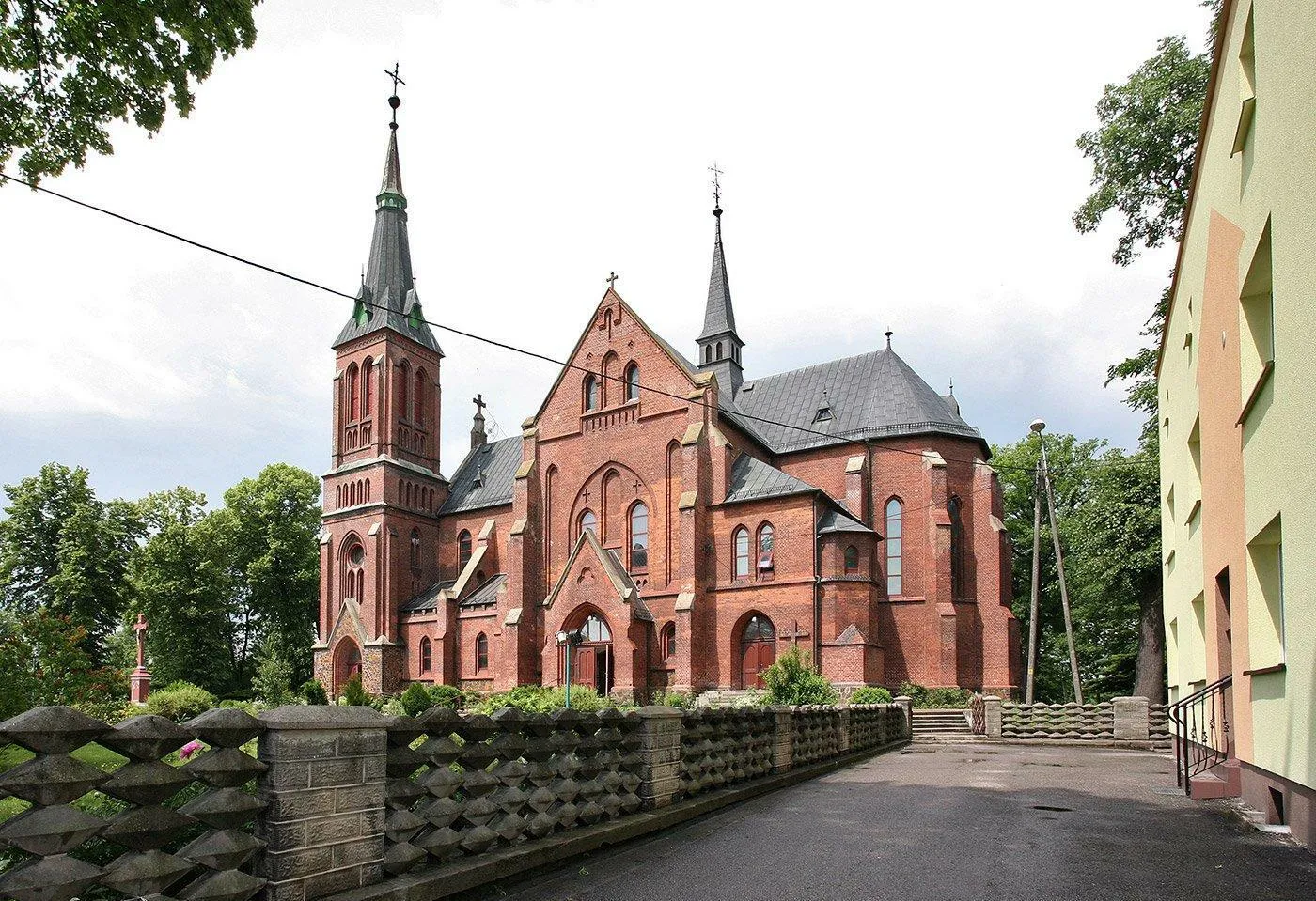 Photo showing: Sporej wielkości kościół wzniesiony w 1894-95 r. z cegły w stylu neogotyckim. Świątynia zbudowana jest na planie krzyża. Posiada nawę główną, dwie boczne oraz transept – nawę poprzeczną. W czasie wojny (w 1945 r.) kościół nieco ucierpiał. Trafiły w niego 23 pociski artyleryjskie. Uszkodzony został dach, mury, filary, okna. Naprawy dokonano w 1949 r. Widać miejsca napraw, są różnice w odcieniu cegły.