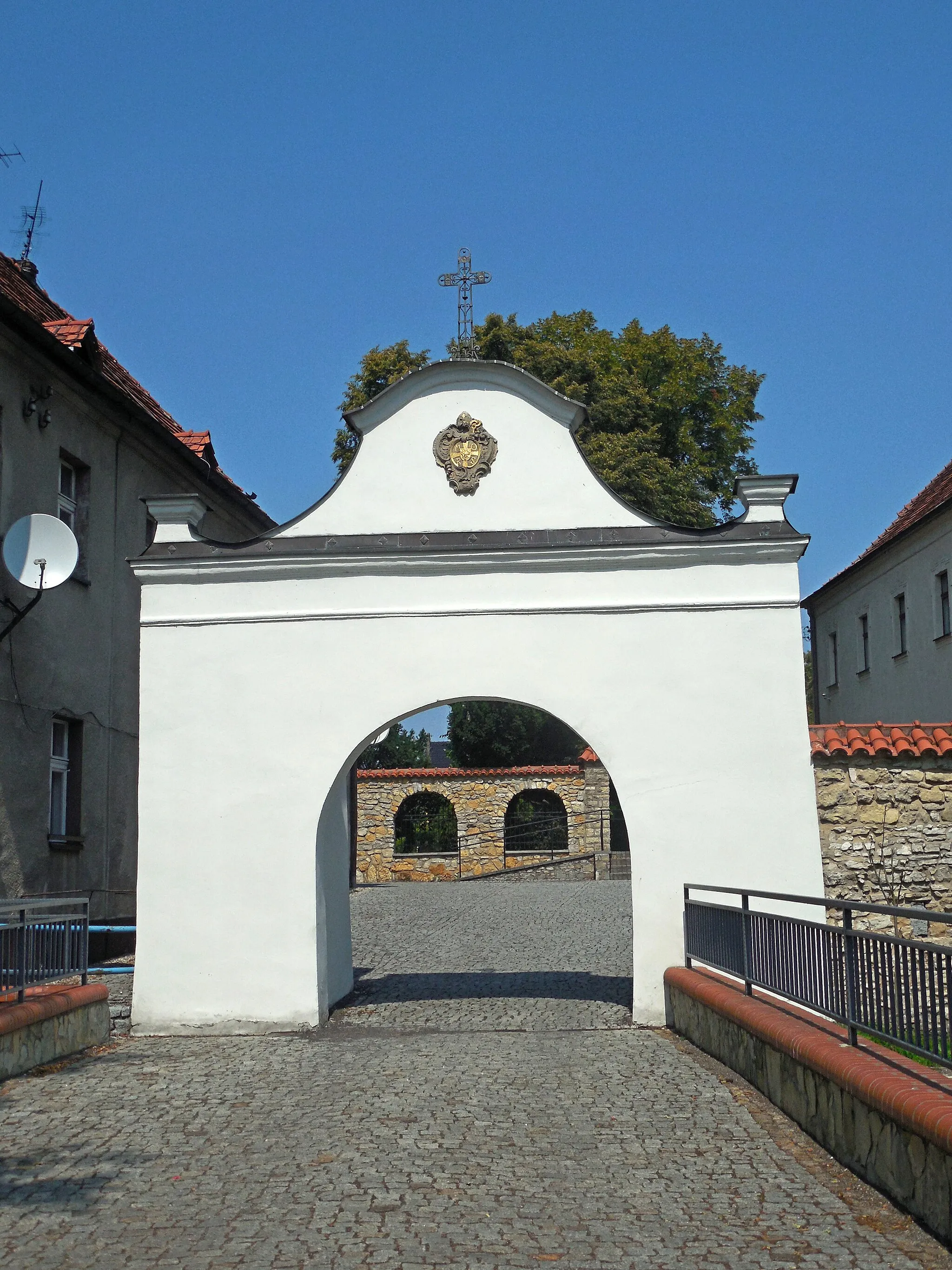 Photo showing: Jemielnica, the Cistercian Monastery complex: the entry gate and the fence (18th century)