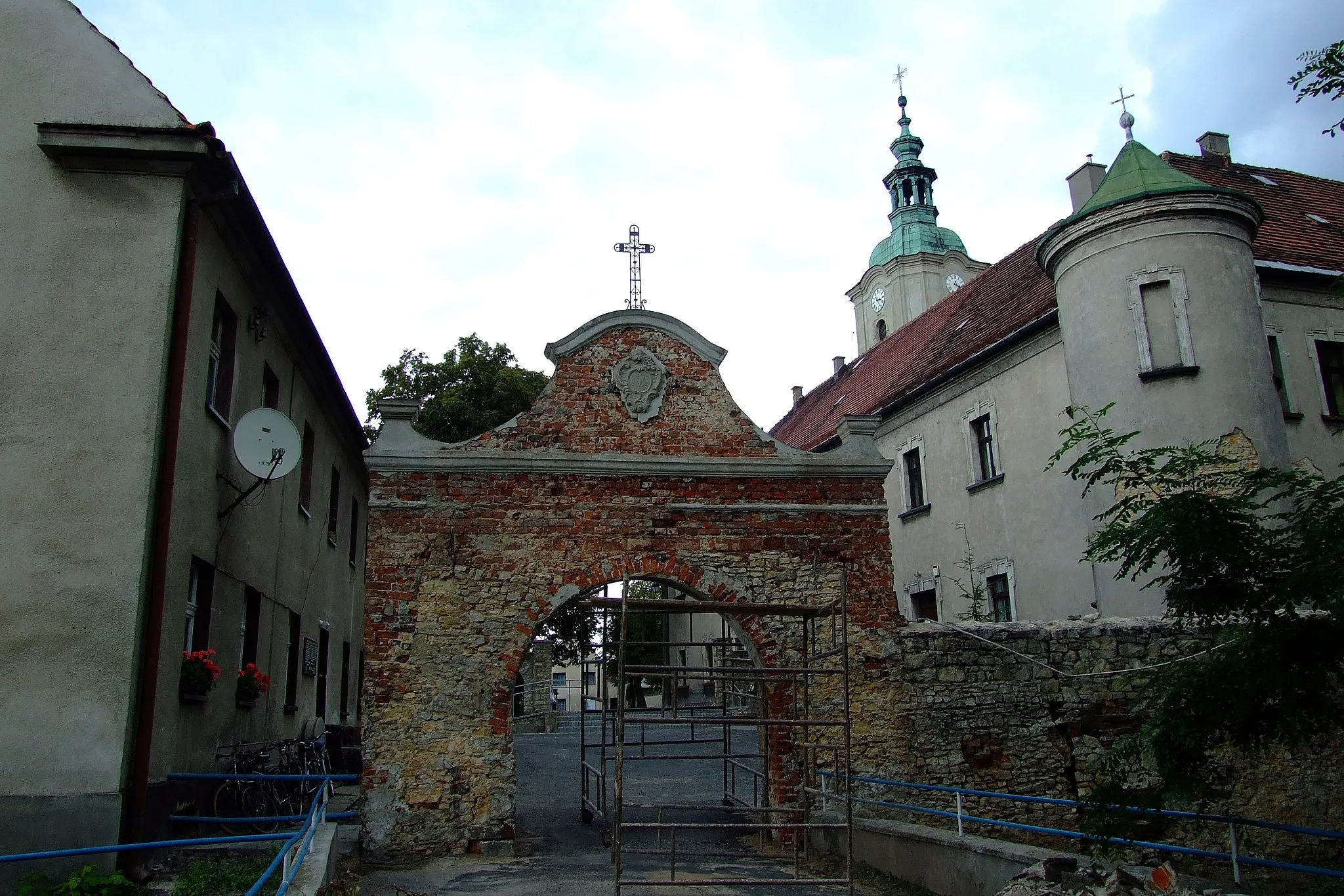 Photo showing: Dawne wejście do klasztoru Cystersów w Jemielnicy