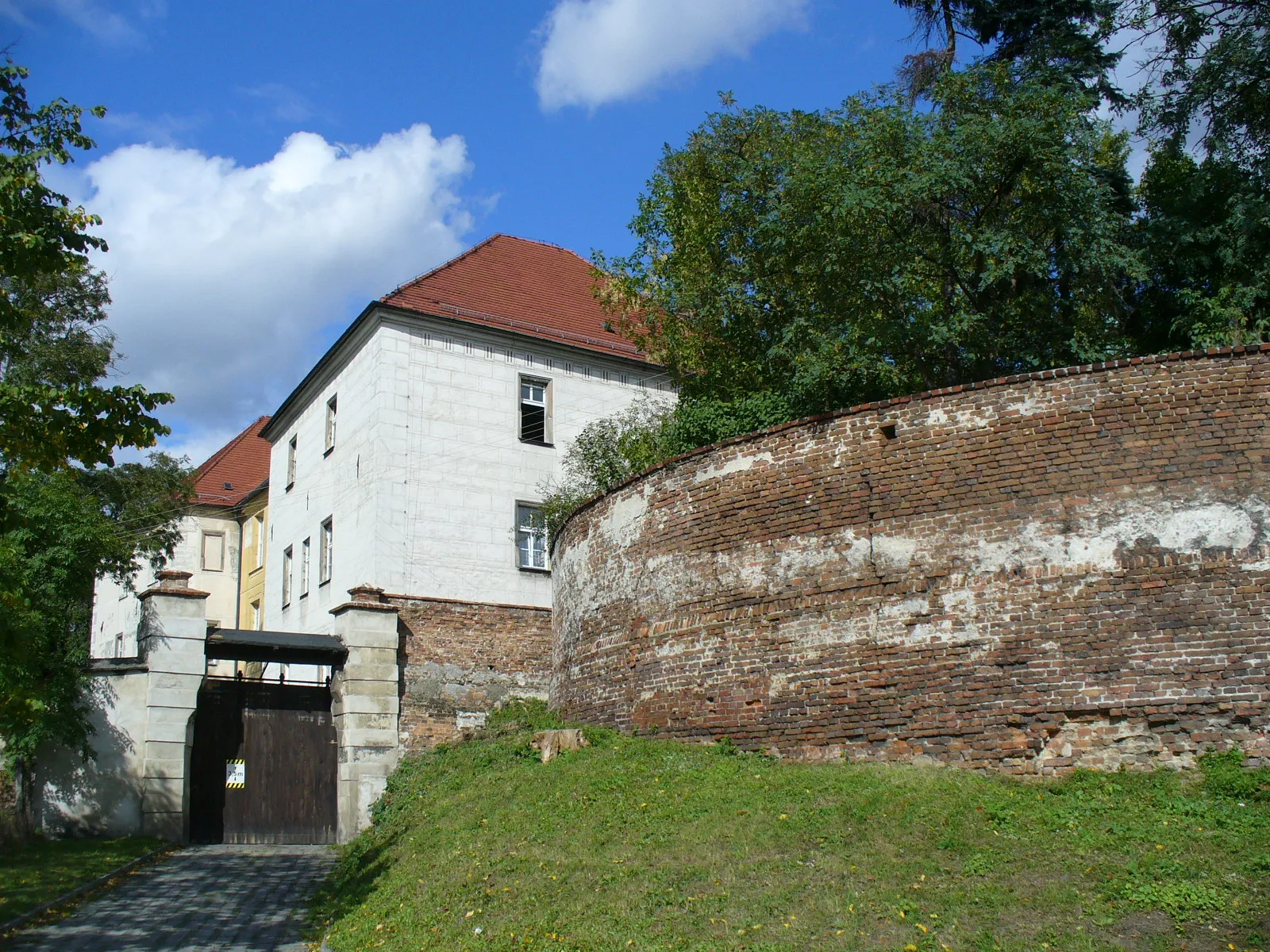 Photo showing: Proskau. Schloss und Stadtmauer - Prószków. Zamek i resztki murów miejskich. City walls and castle in Prószków / Proskau (Silesia)