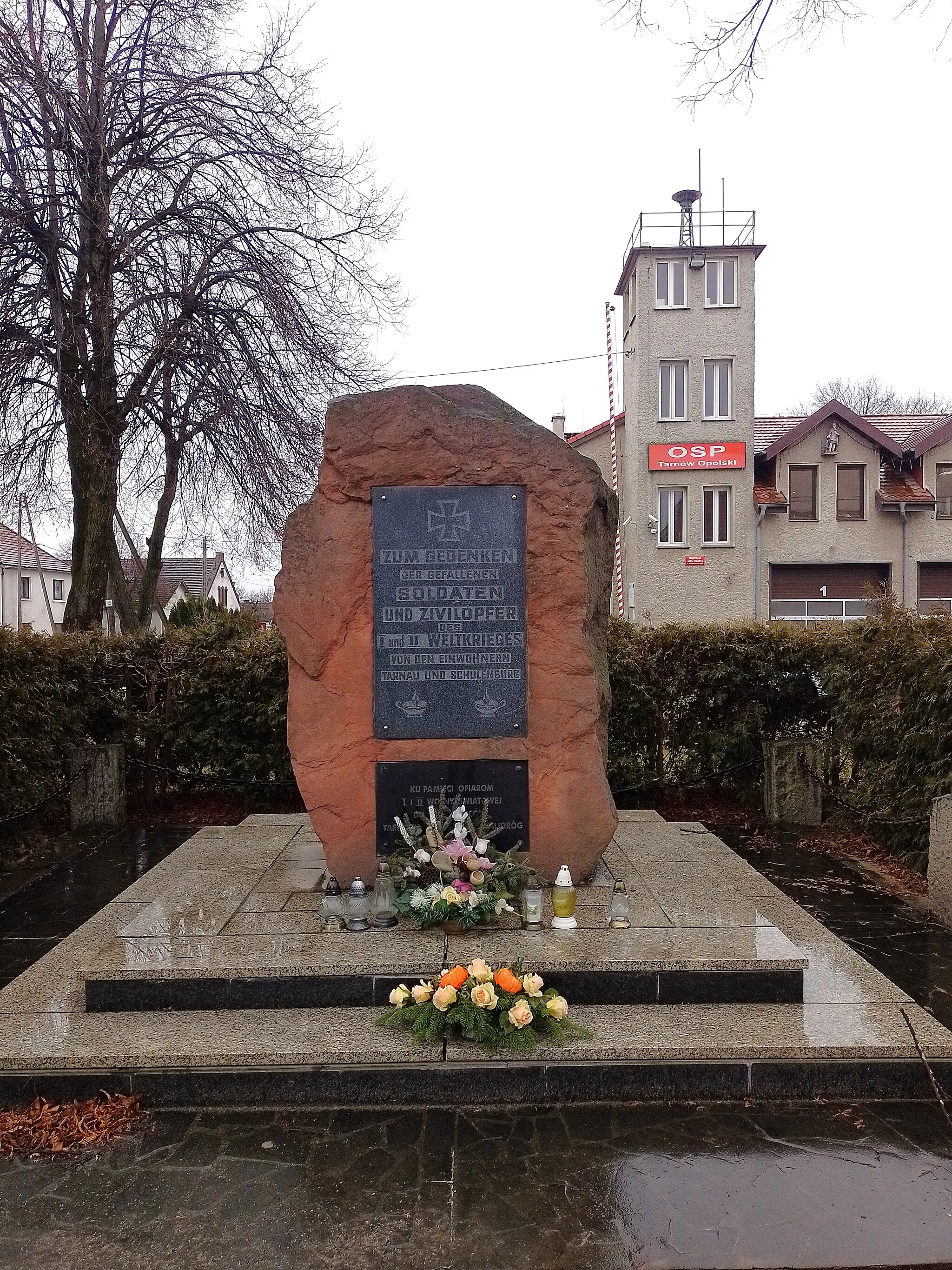 Photo showing: Fire station and monument to the fallen in both world wars in Tarnów Opolski/Tarnau, Upper Silesia, Poland