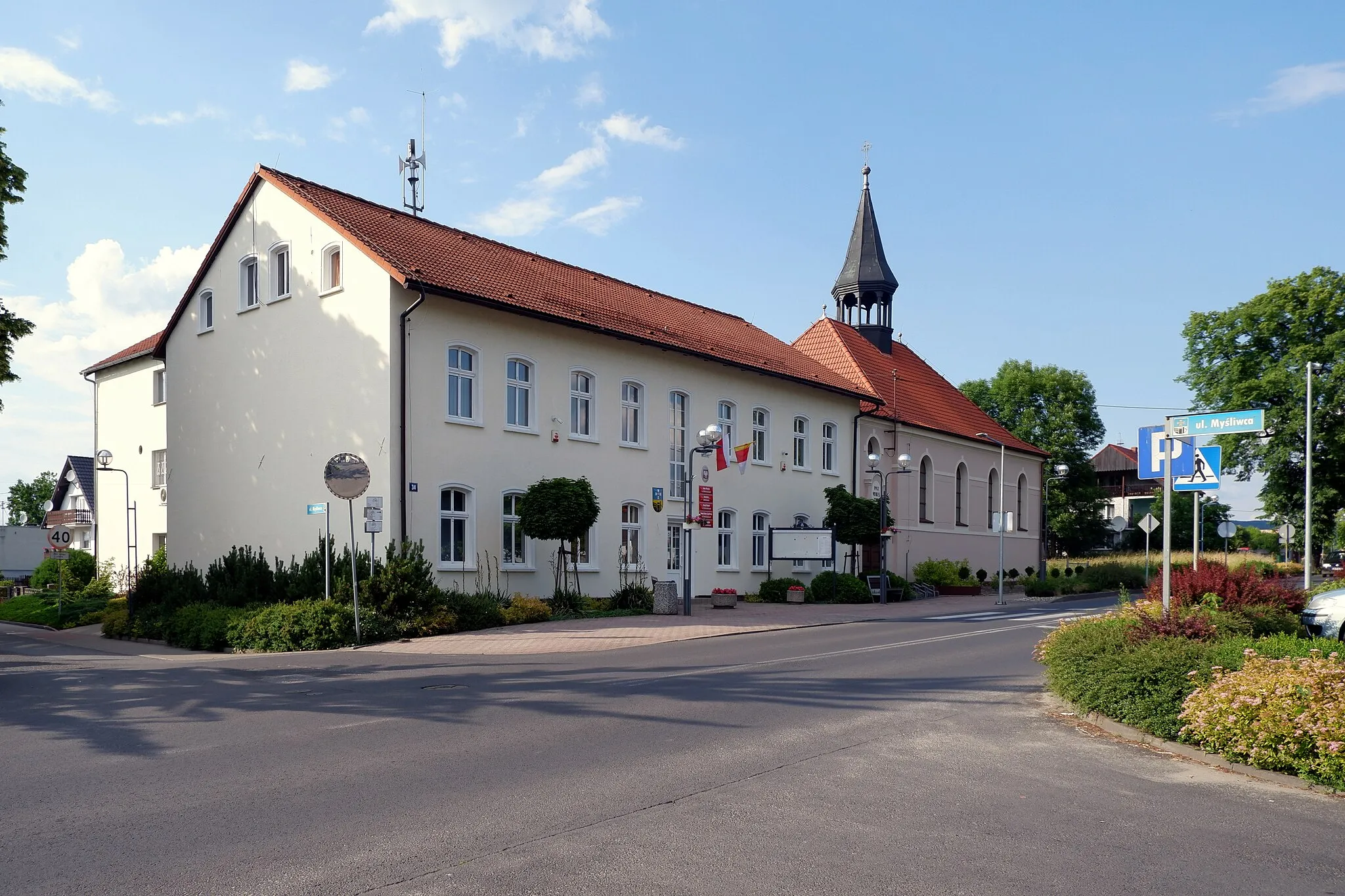 Photo showing: Town hall and the old Saint Anthony church in Zdzieszowice, Poland