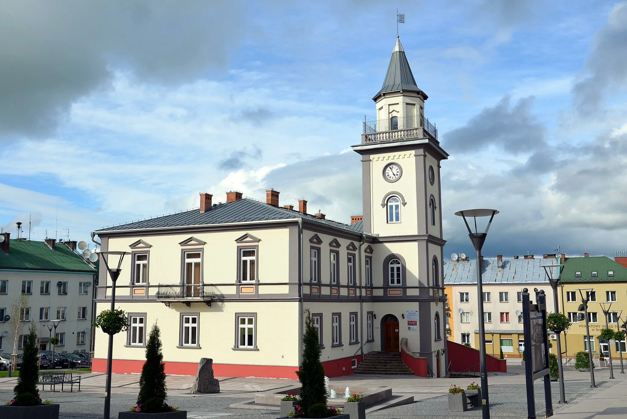 Photo showing: Der Marktplatz mit Rathaus in Brzozow.