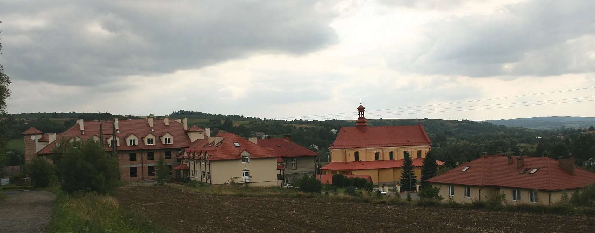 Photo showing: Widok na kompleks budynków przyparafialnych w Chmielniku pow. rzeszowski