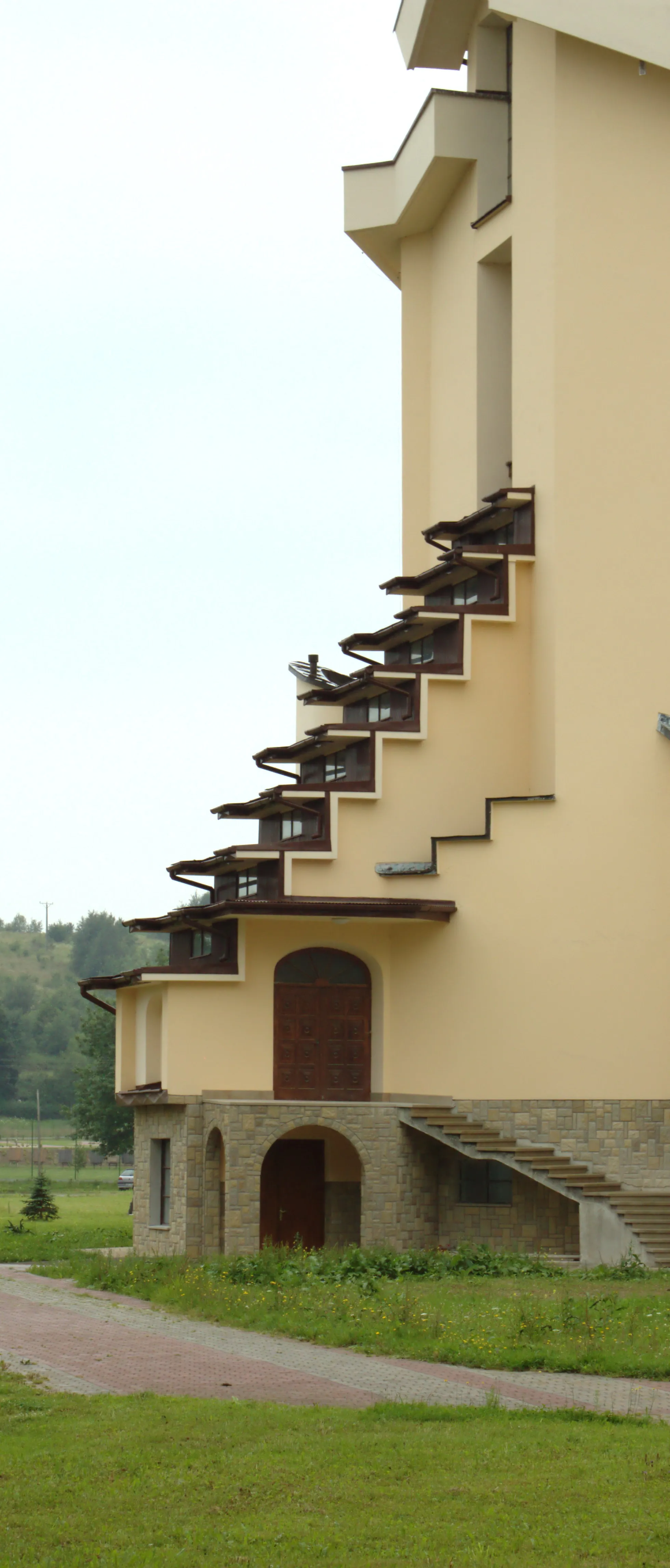 Photo showing: Closeup view of one of the facades of the modern church in Domaradz, Podkarpackie voivodeship, Poland