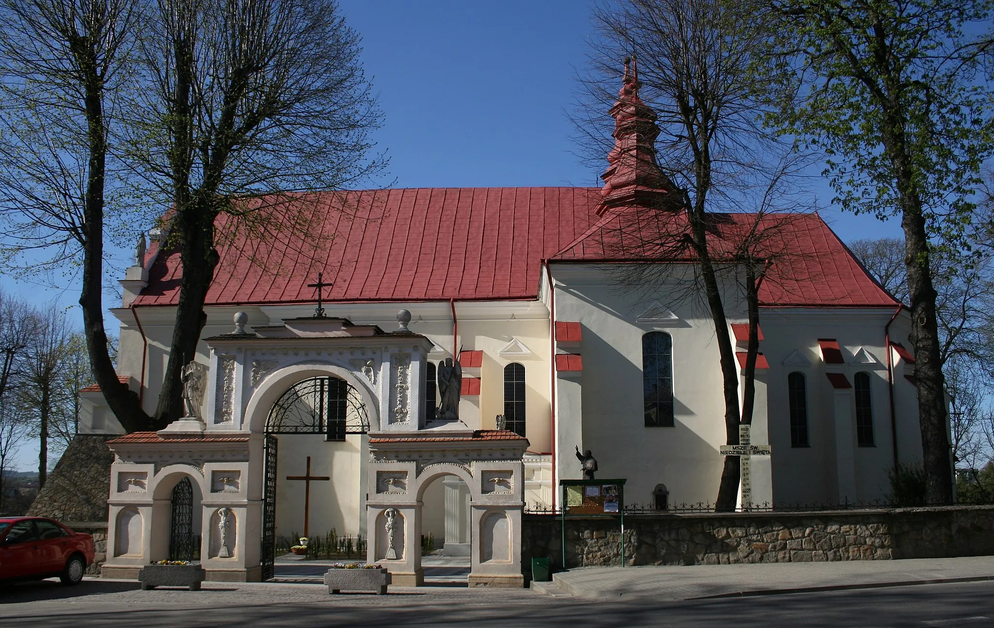 Photo showing: The church of Saint Lawrence in Dynów, Poland.