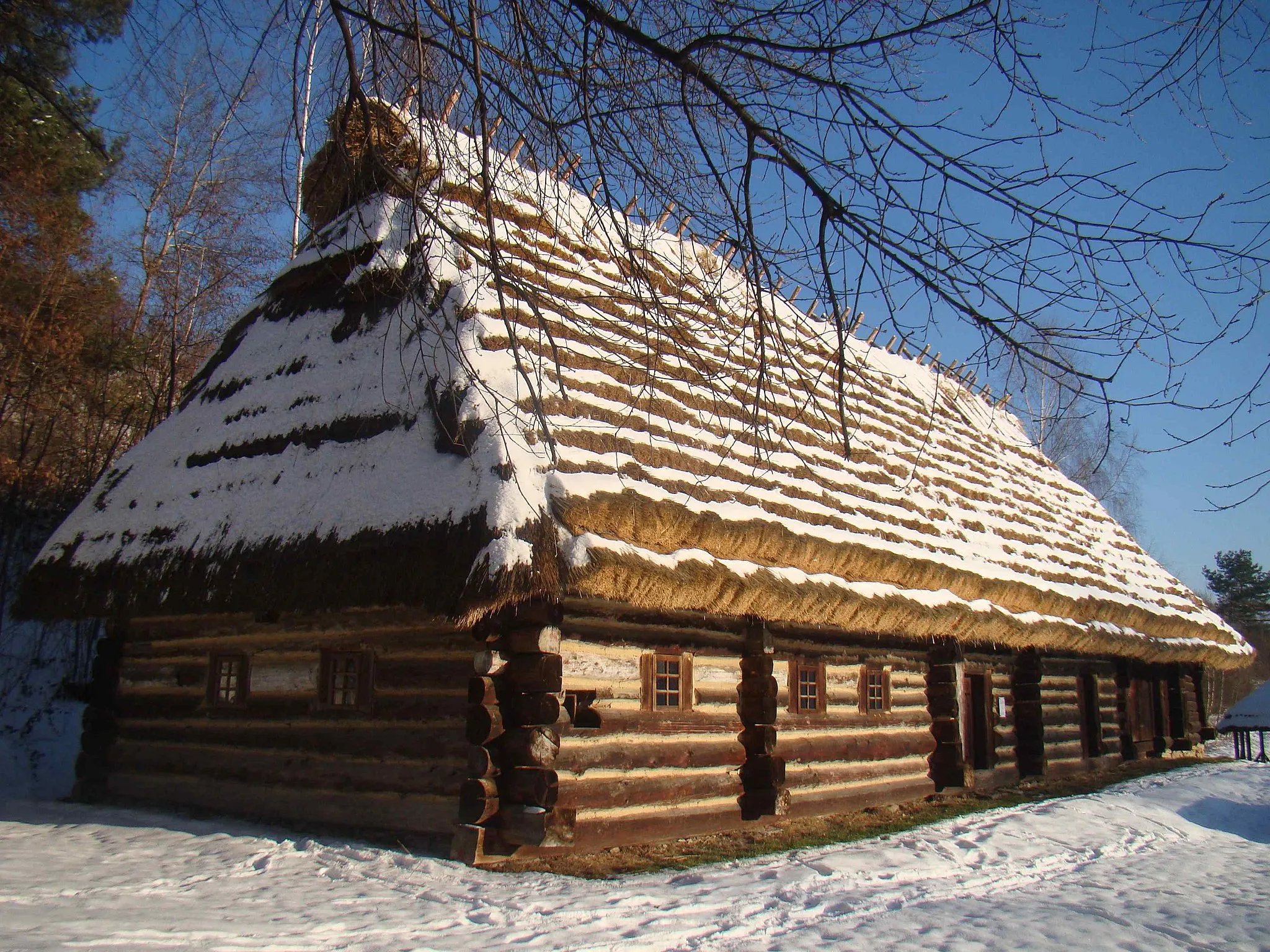 Photo showing: Logs house.